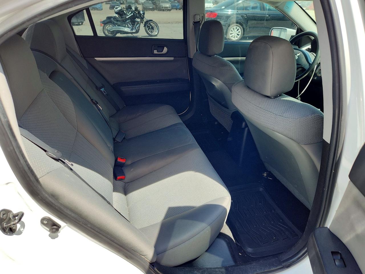 2011 Mitsubishi Galant Fe White vin: 4A32B2FF0BE012324