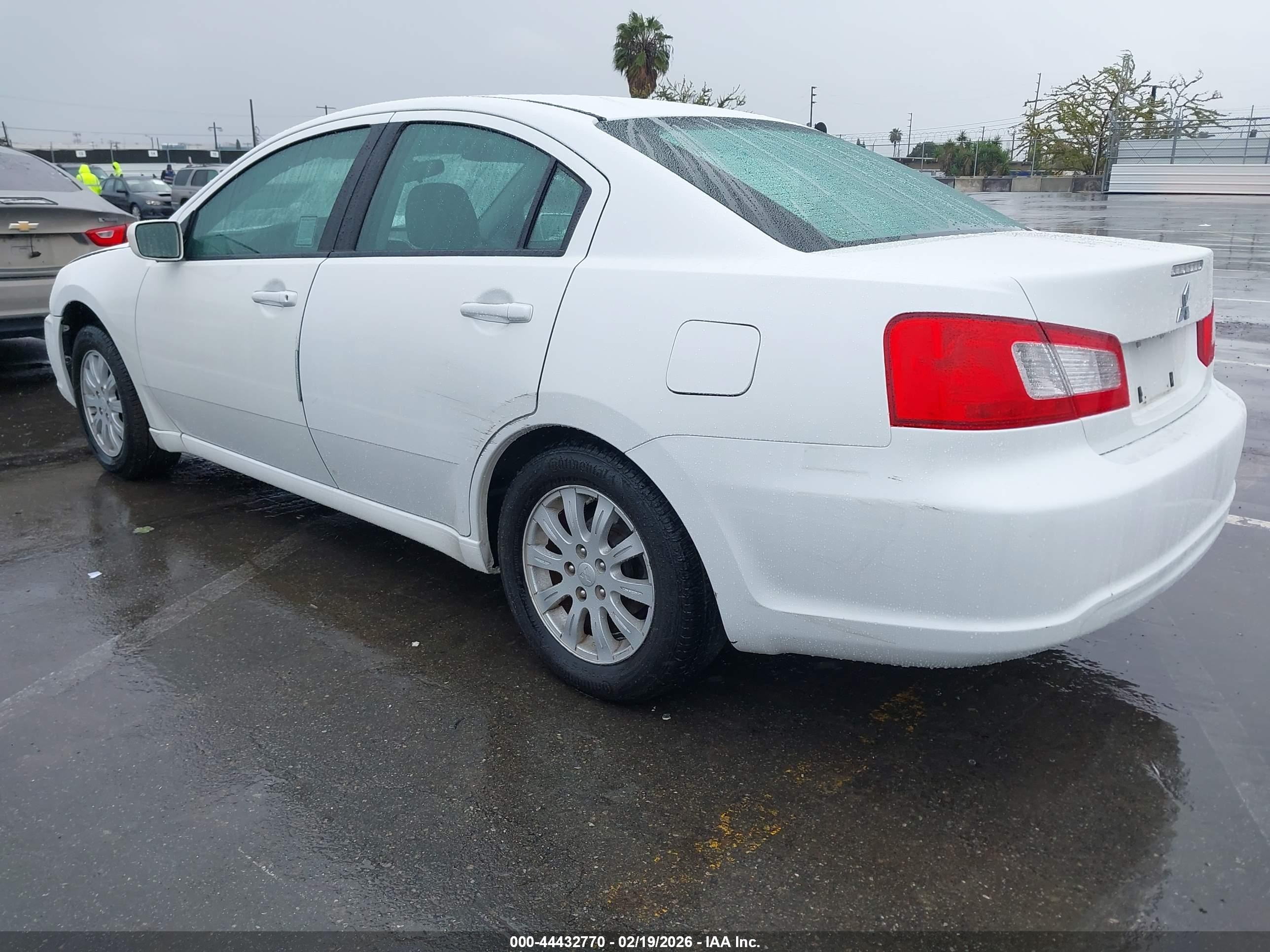 2011 Mitsubishi Galant Fe White vin: 4A32B2FF7BE018802