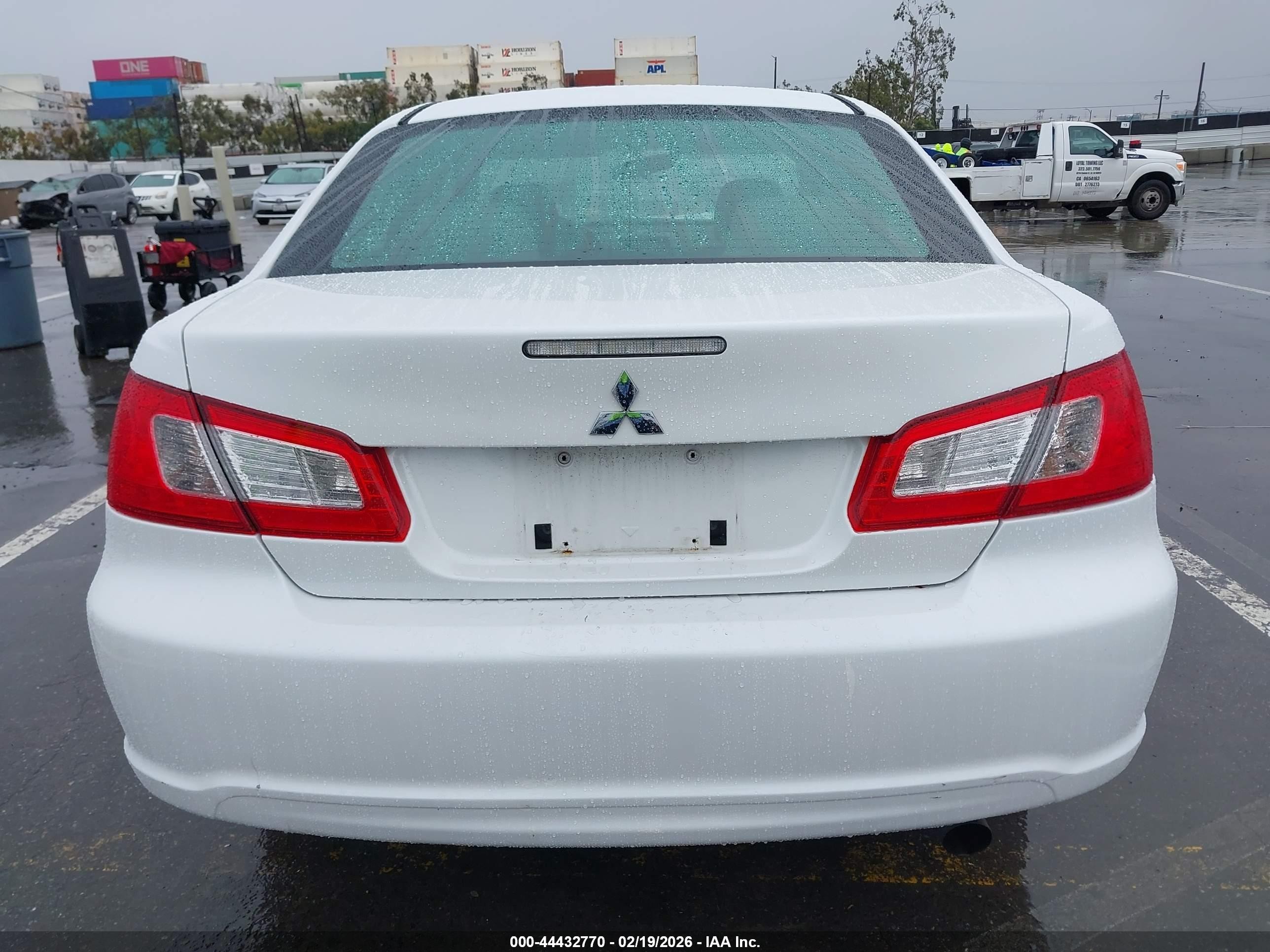 2011 Mitsubishi Galant Fe White vin: 4A32B2FF7BE018802