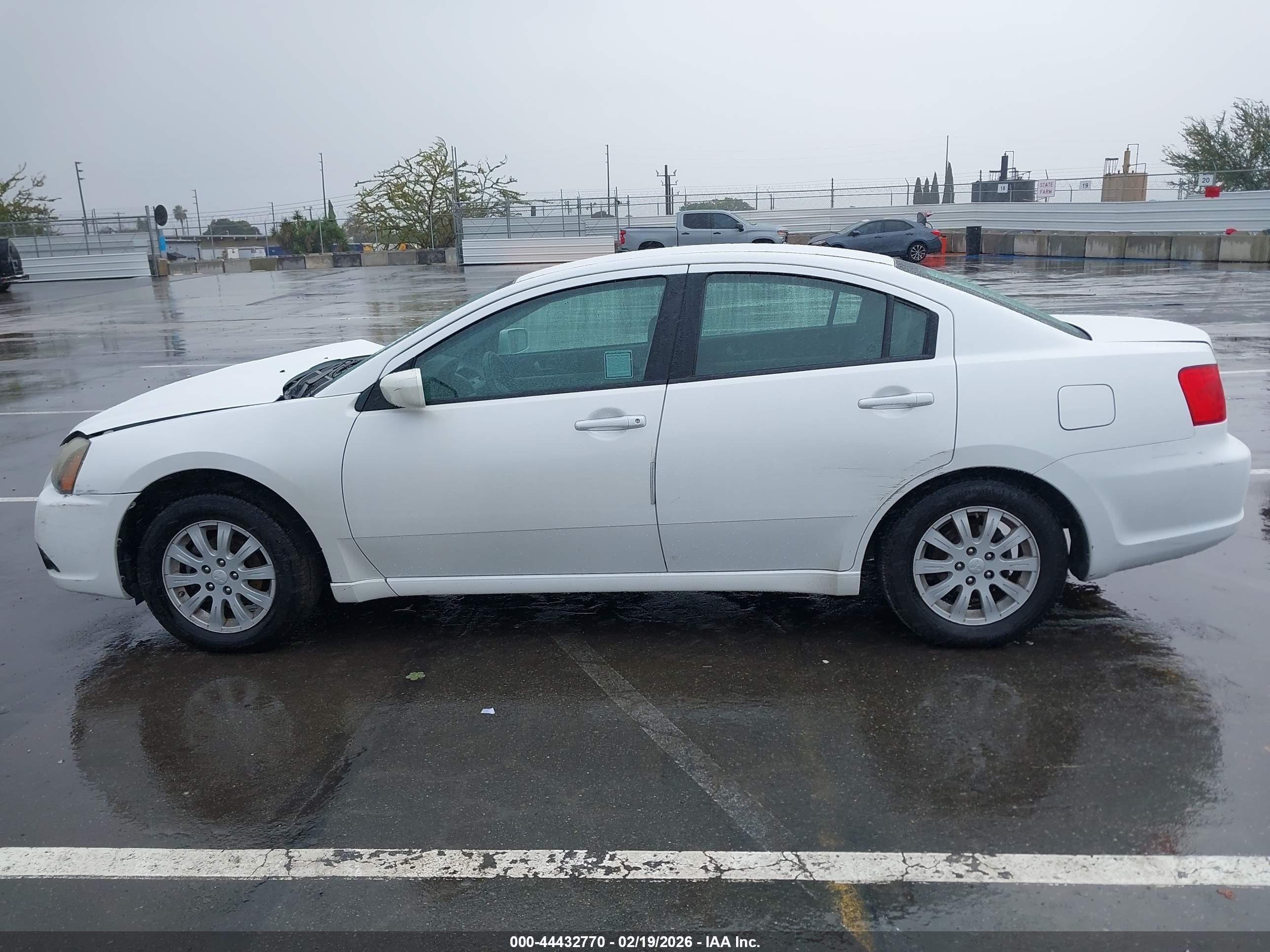 2011 Mitsubishi Galant Fe White vin: 4A32B2FF7BE018802