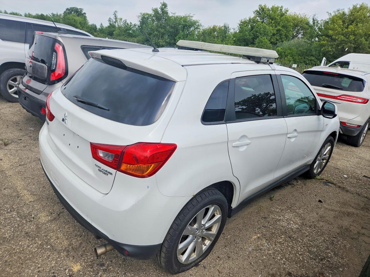 2015 Mitsubishi Outlander Sport Es White vin: 4A4AP3AU2FE015803