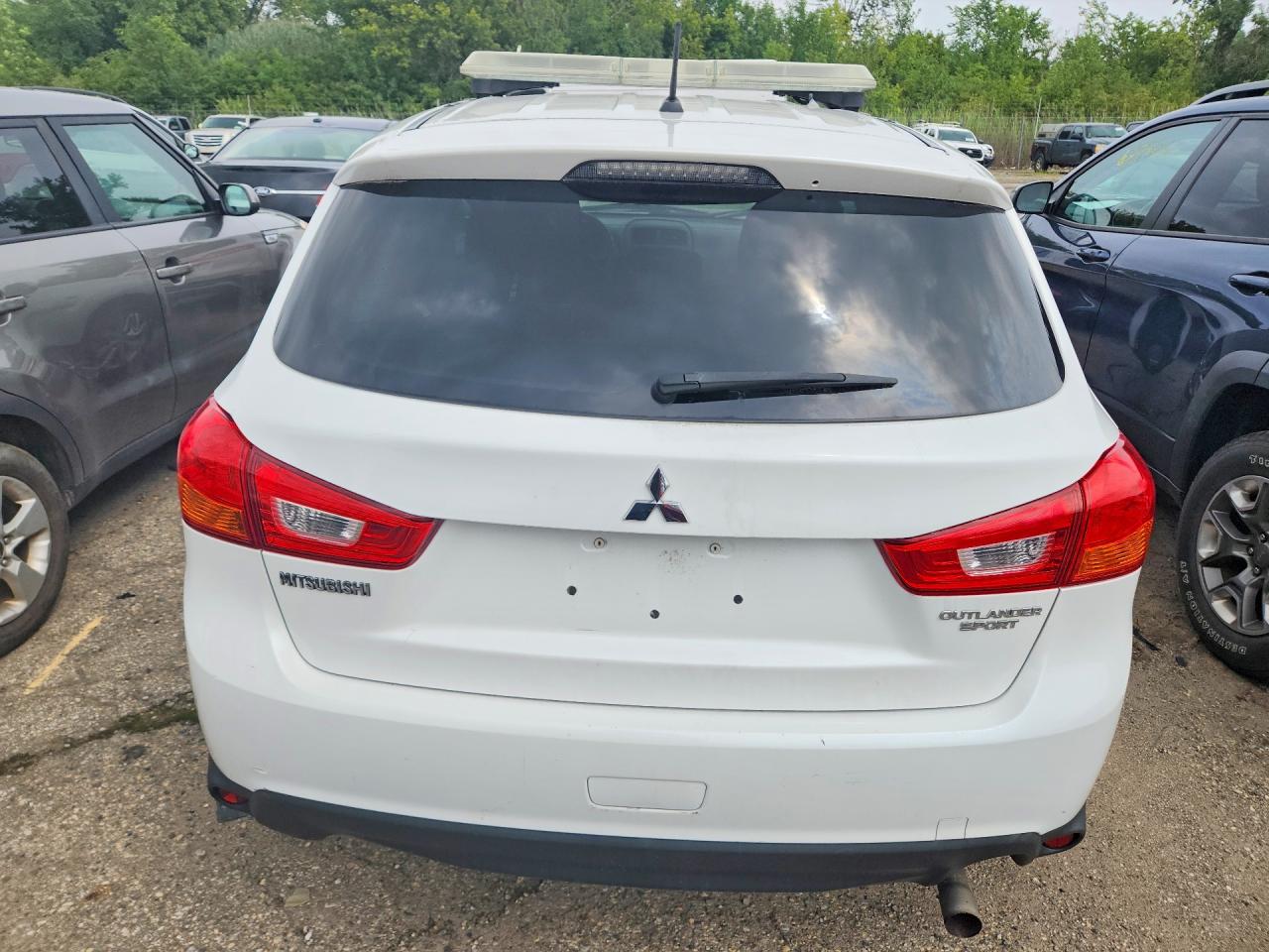 2015 Mitsubishi Outlander Sport Es White vin: 4A4AP3AU2FE015803