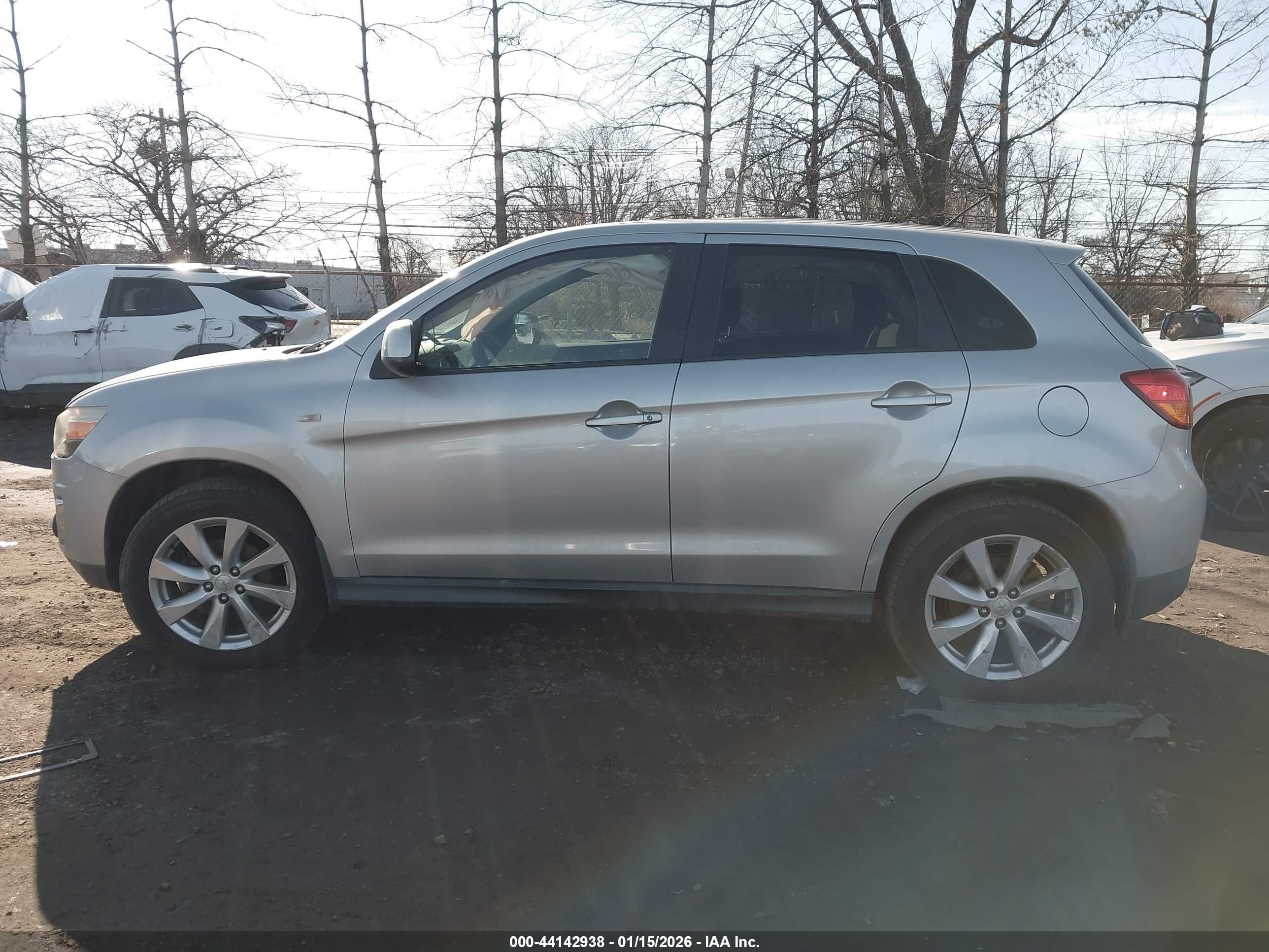 2014 Mitsubishi Outlander Sport Es Серебряный vin: 4A4AP3AUXEE003459