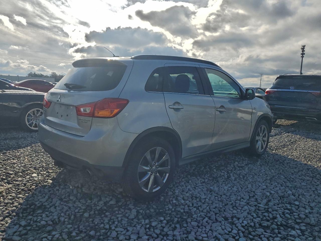 2013 Mitsubishi Outlander Sport Le Silver vin: 4A4AP5AU6DE023315