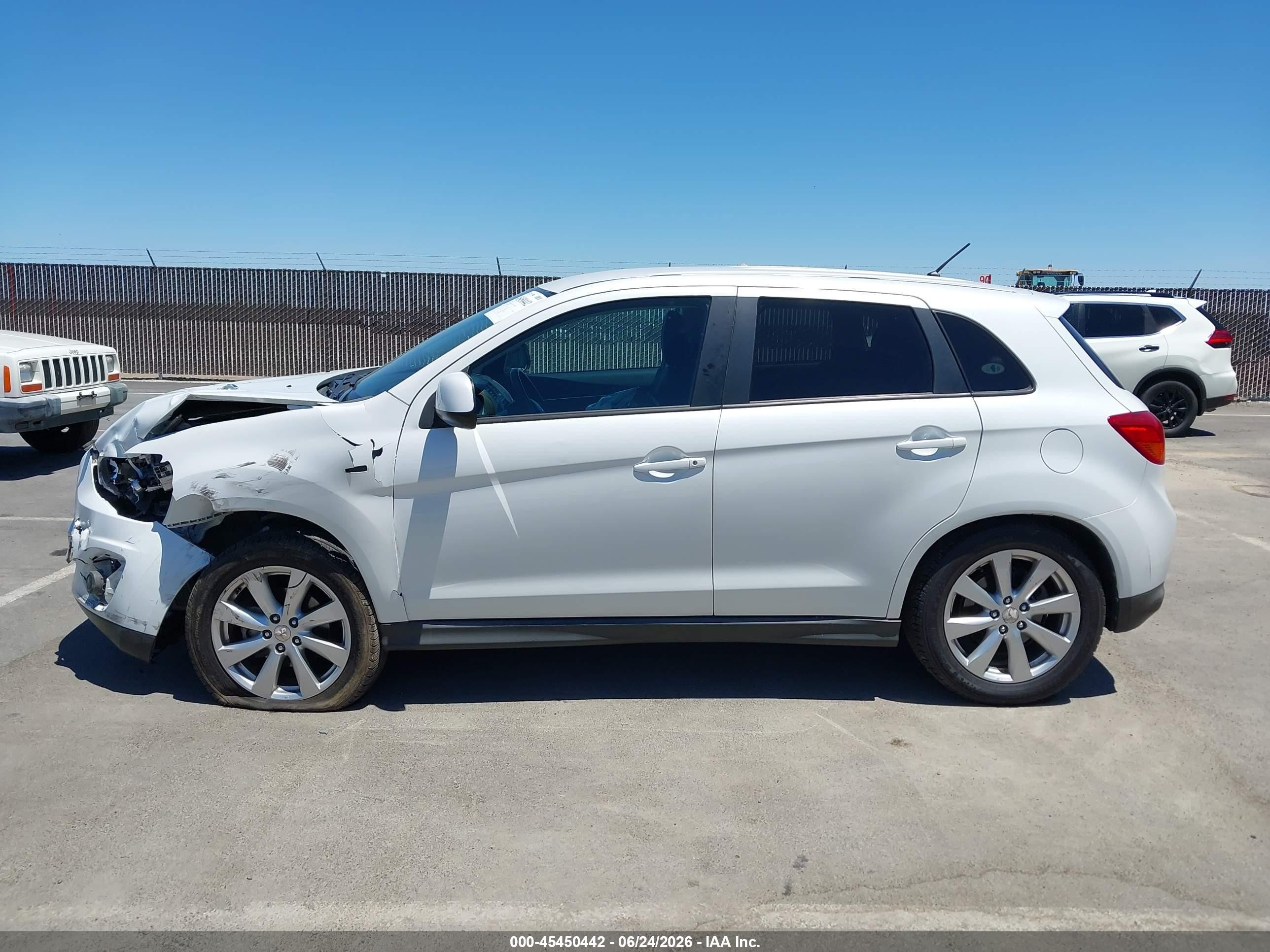2015 Mitsubishi Outlander Sport Es Белый vin: 4A4AR3AU3FE040879