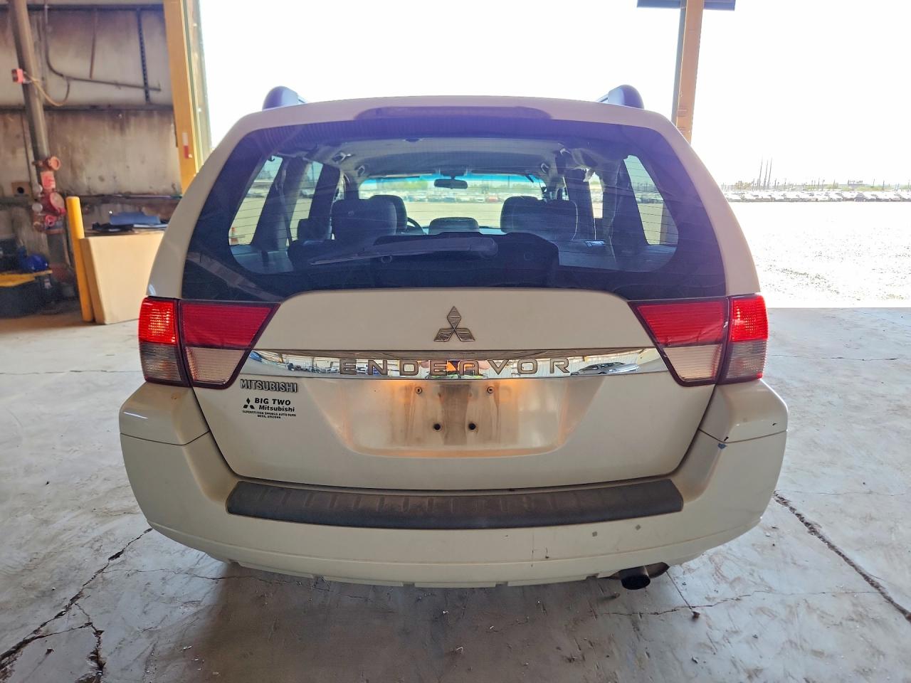 2011 Mitsubishi Endeavor Ls White vin: 4A4JM2ASXBE016225