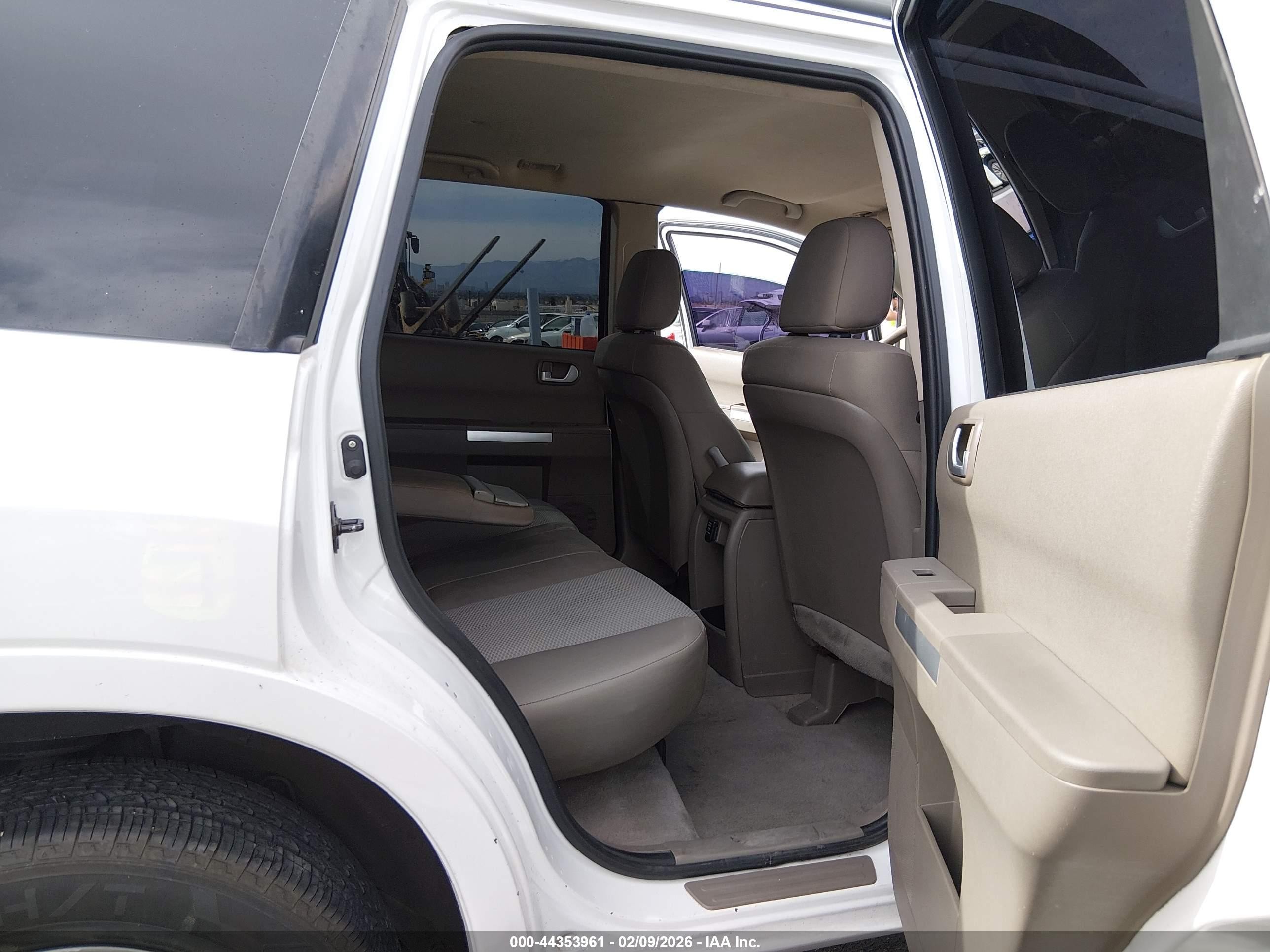 2011 Mitsubishi Endeavor Ls White vin: 4A4JM2ASXBE020453