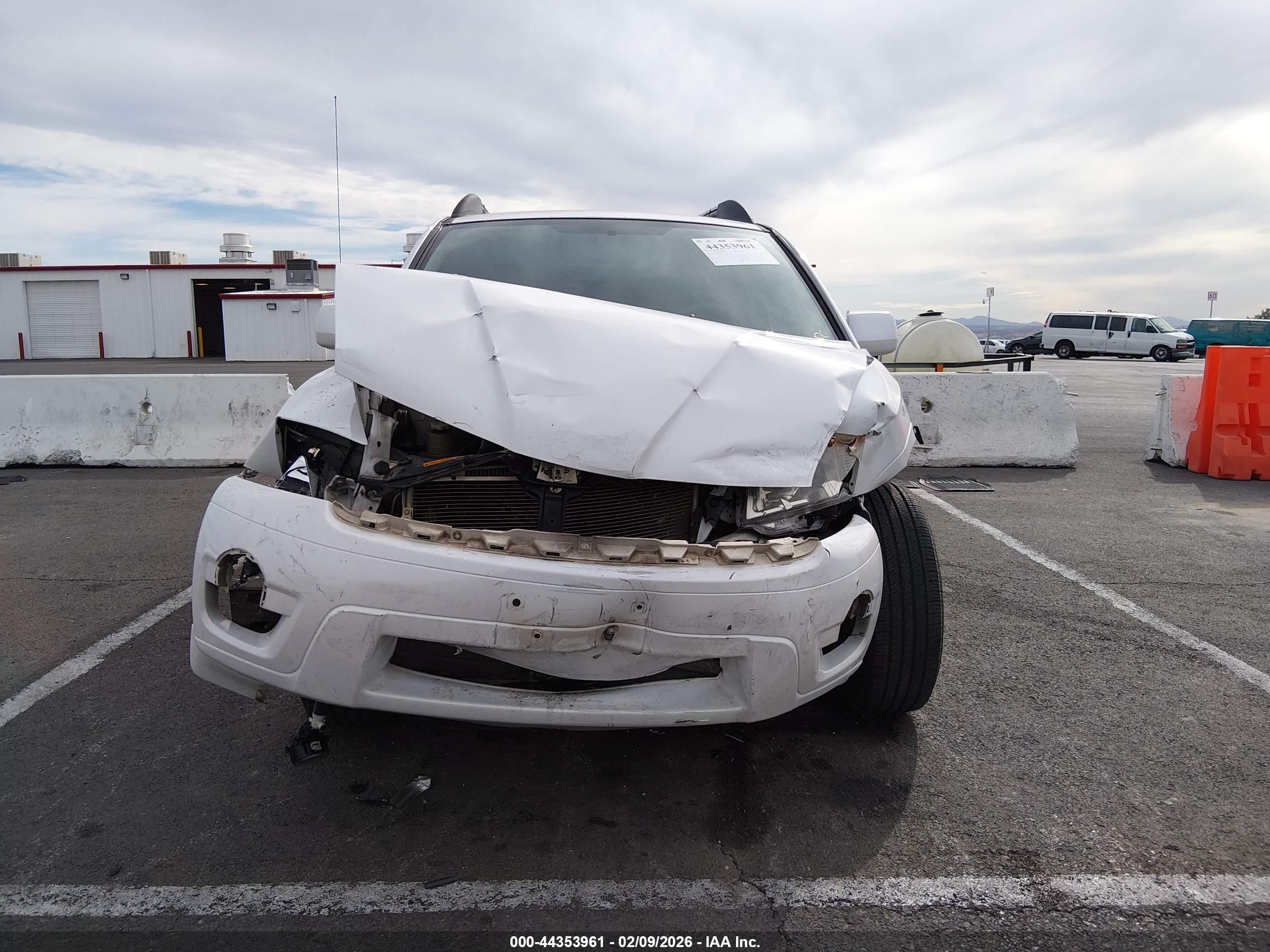 2011 Mitsubishi Endeavor Ls White vin: 4A4JM2ASXBE020453