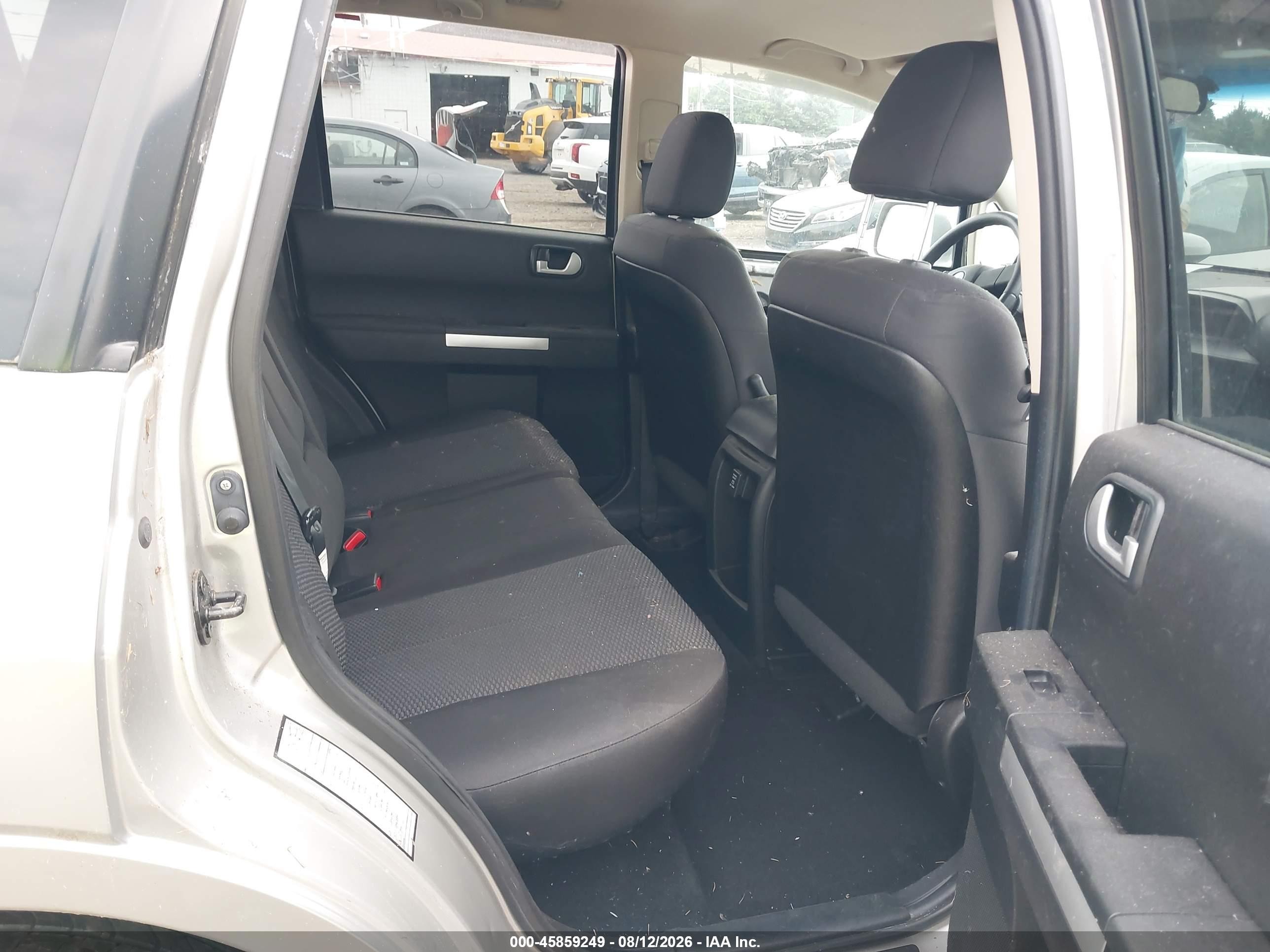 2011 Mitsubishi Endeavor   Silver vin: 4A4JN2AS3BE024888