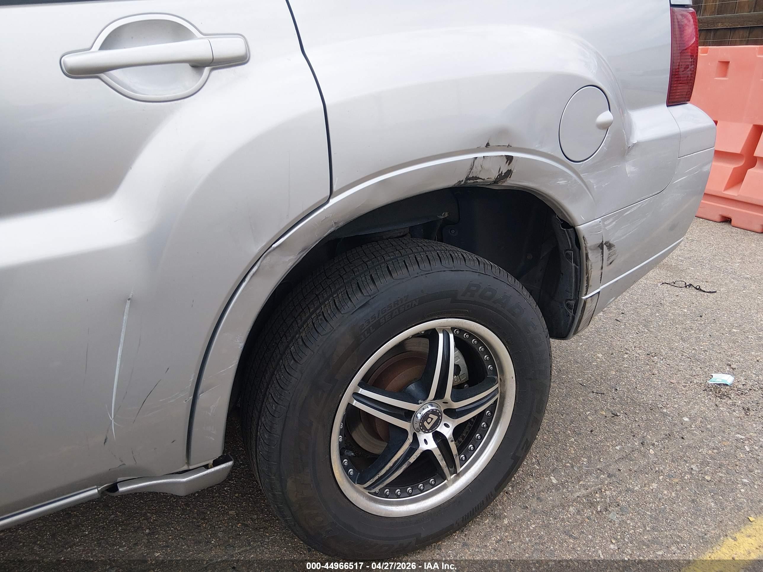 2011 Mitsubishi Endeavor   Silver vin: 4A4JN2AS4BE031574