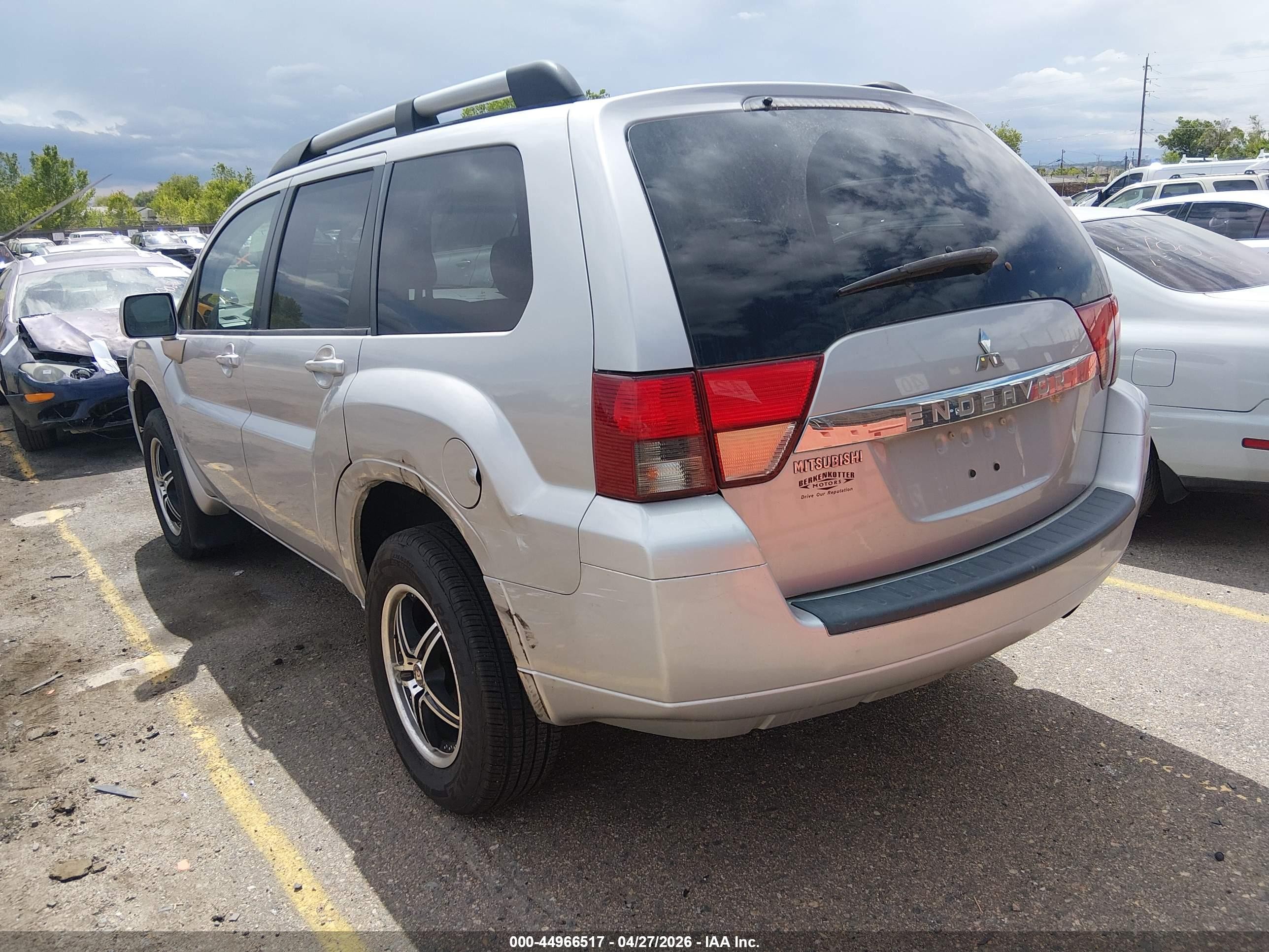 2011 Mitsubishi Endeavor   Silver vin: 4A4JN2AS4BE031574