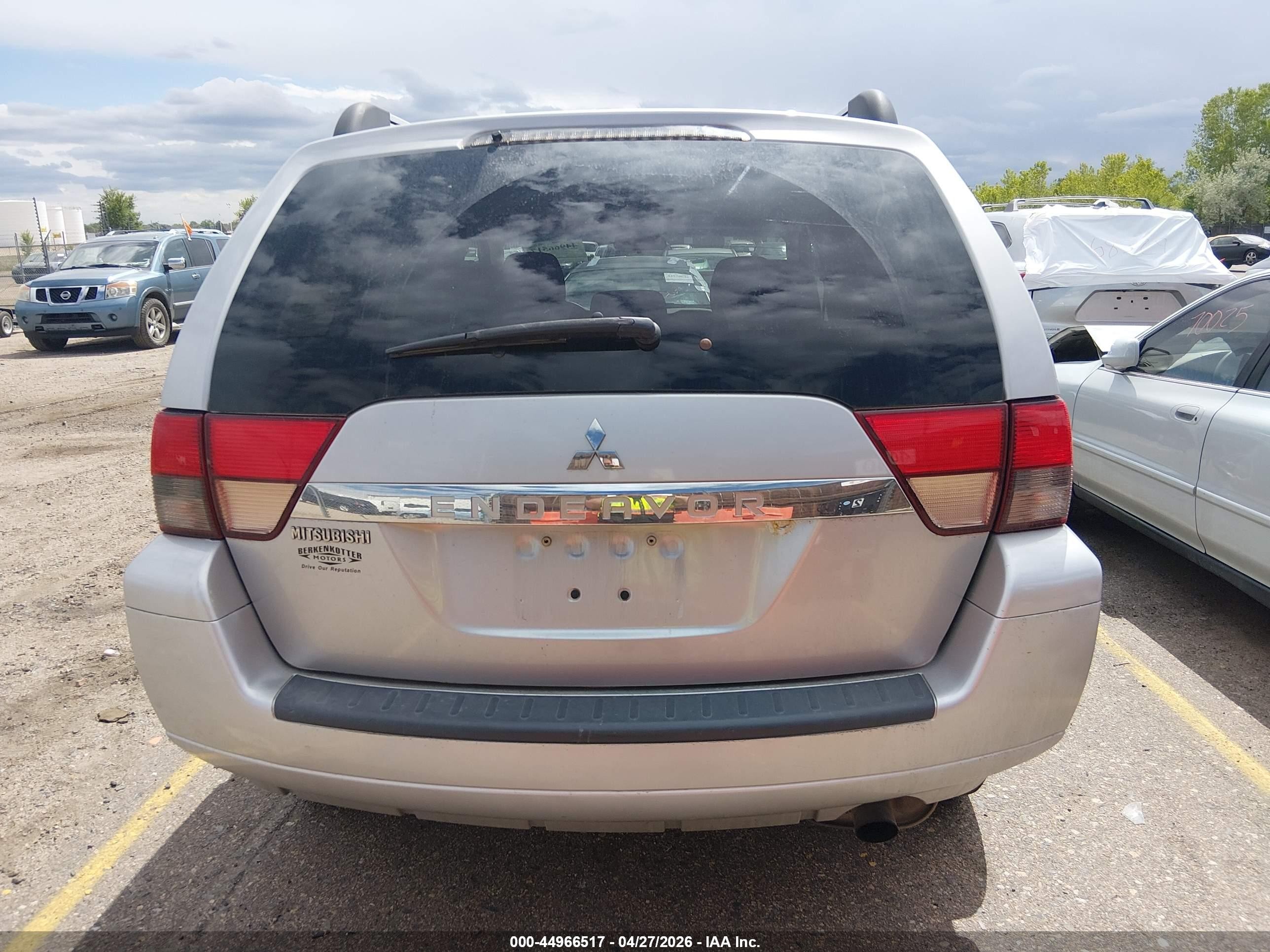 2011 Mitsubishi Endeavor   Silver vin: 4A4JN2AS4BE031574