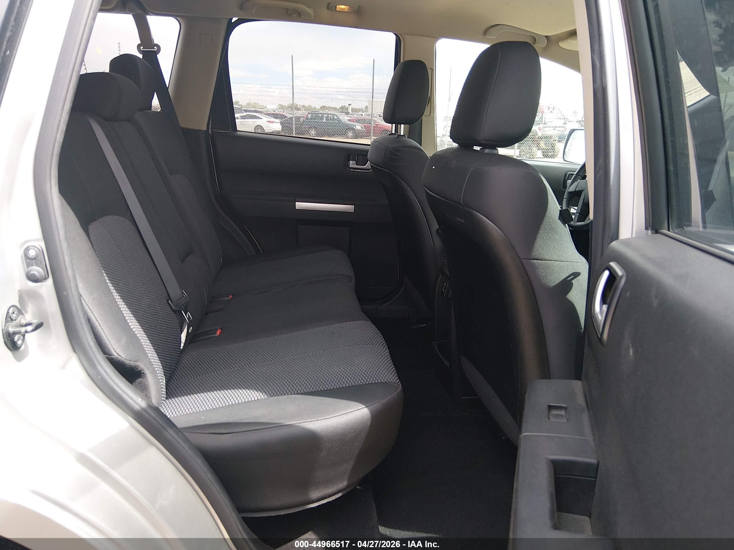 2011 Mitsubishi Endeavor   Silver vin: 4A4JN2AS4BE031574