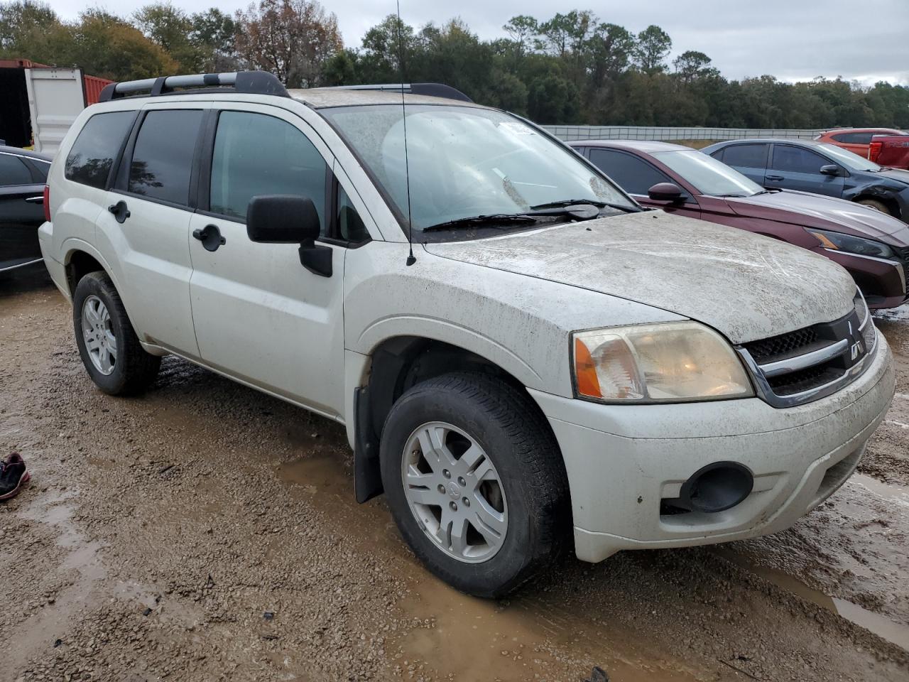 2007 Mitsubishi Endeavor Ls White vin: 4A4MM21S87E033206 Damage: Right Head Lamp, Faded, Repair Required