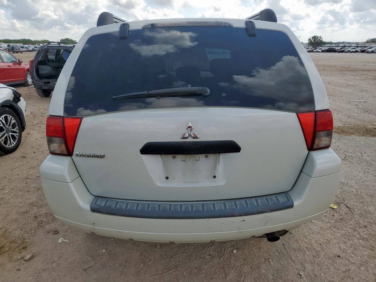 2007 Mitsubishi Endeavor Ls White vin: 4A4MM21S87E070000