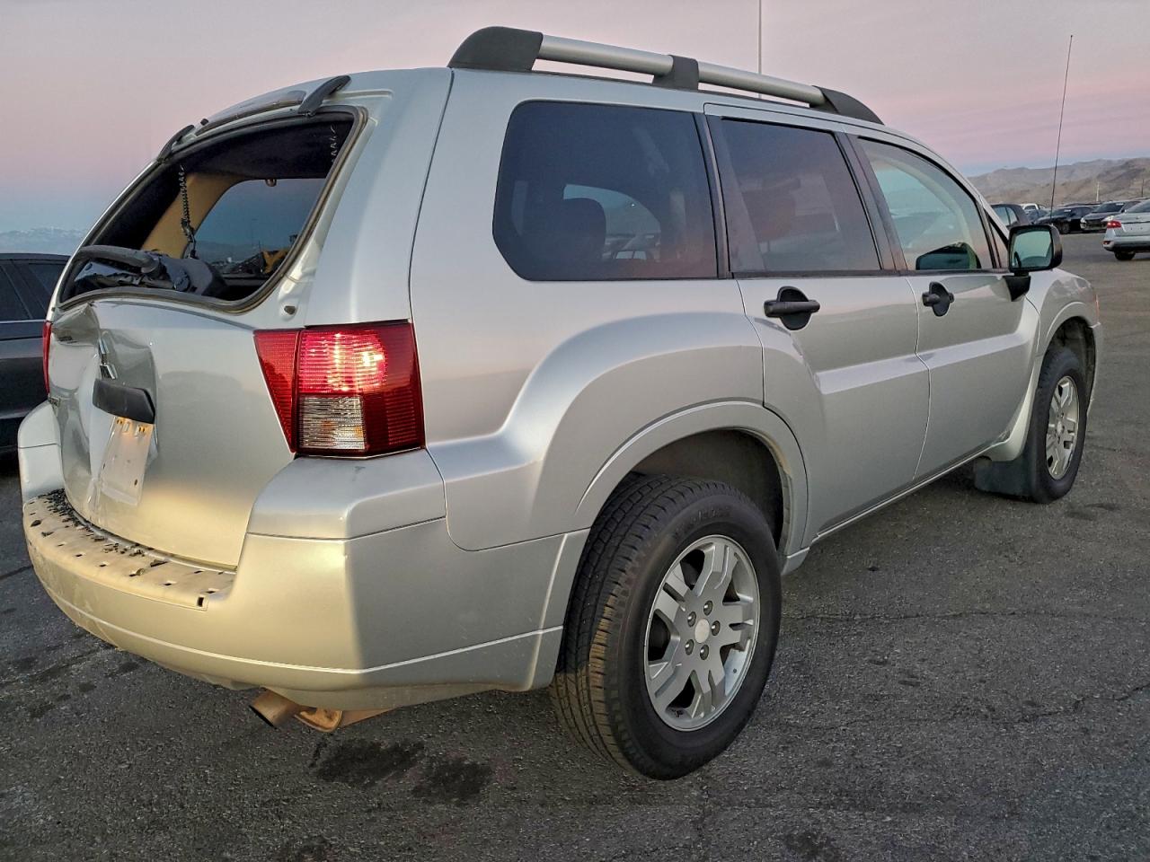 2007 Mitsubishi Endeavor Ls Silver vin: 4A4MN21SX7E043345