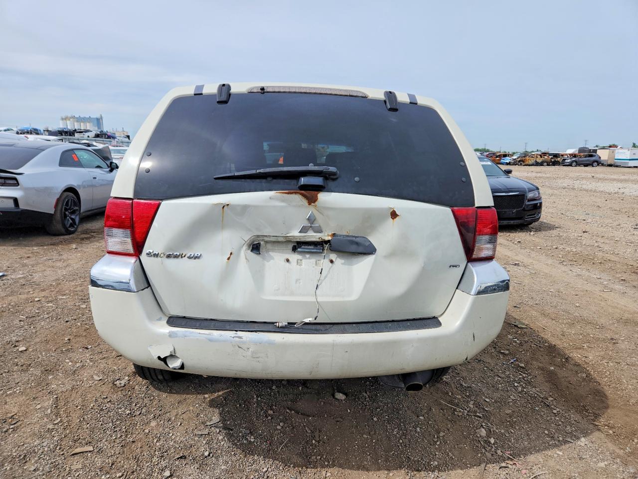 2004 Mitsubishi Endeavor Limited White vin: 4A4MN41SX4E094125
