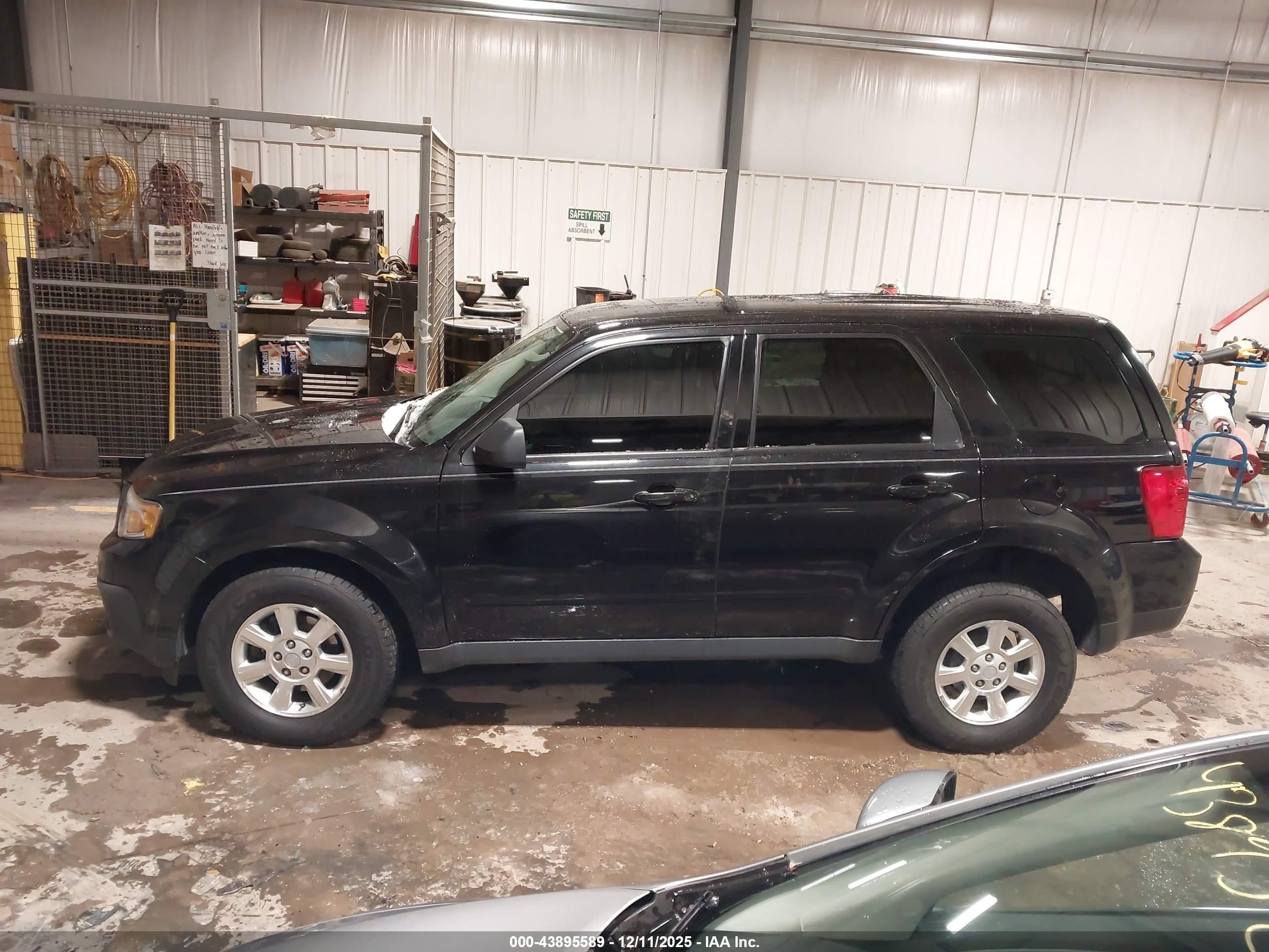 2011 Mazda Tribute I Sport Черный vin: 4F2CY0C75BKM06748