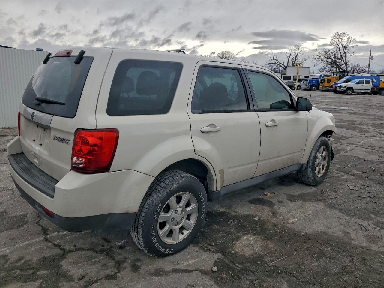 2011 Mazda Tribute I White vin: 4F2CY0C76BKM04927