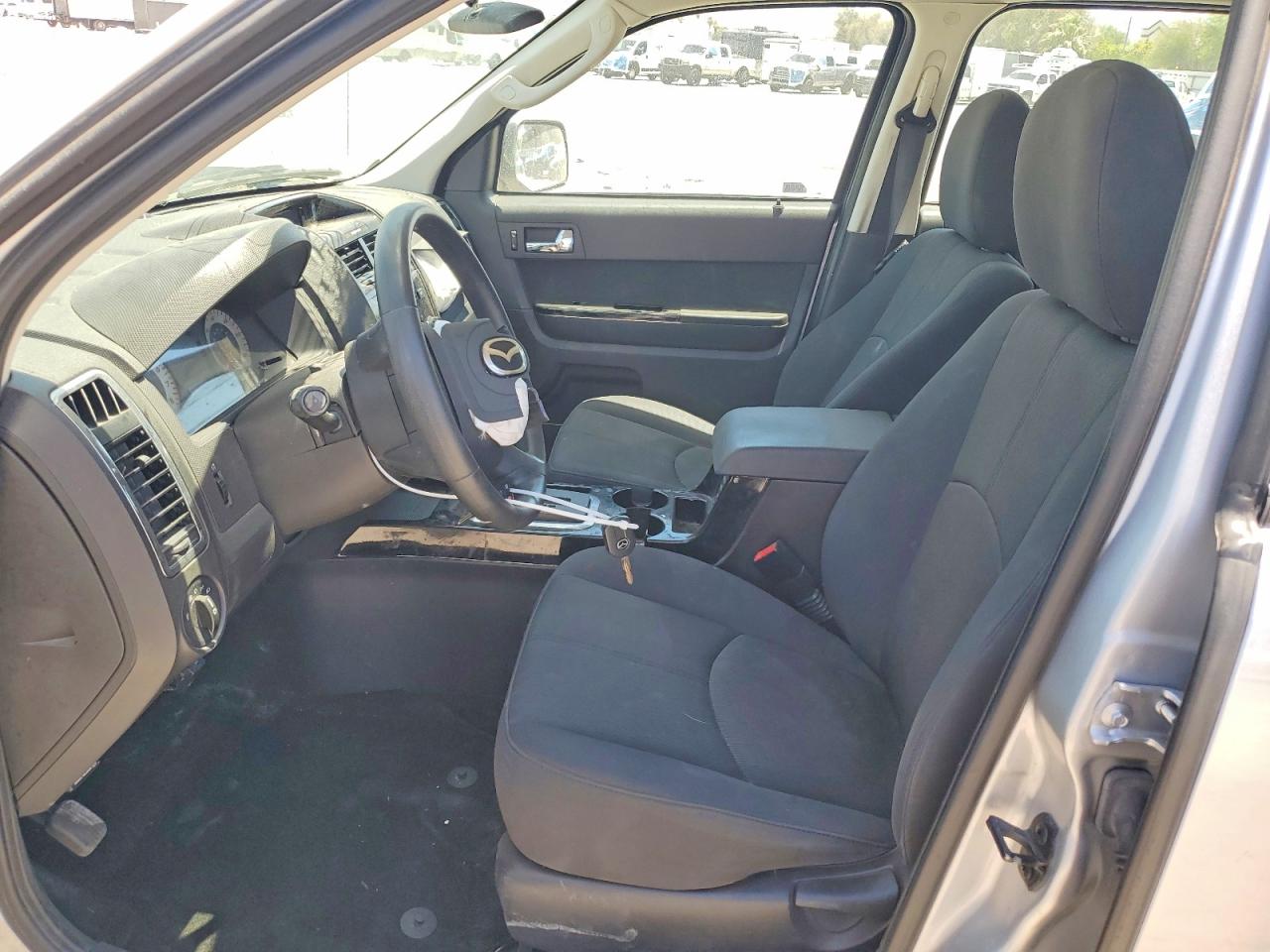 2011 Mazda Tribute I Серебряный vin: 4F2CY0C78BKM02287