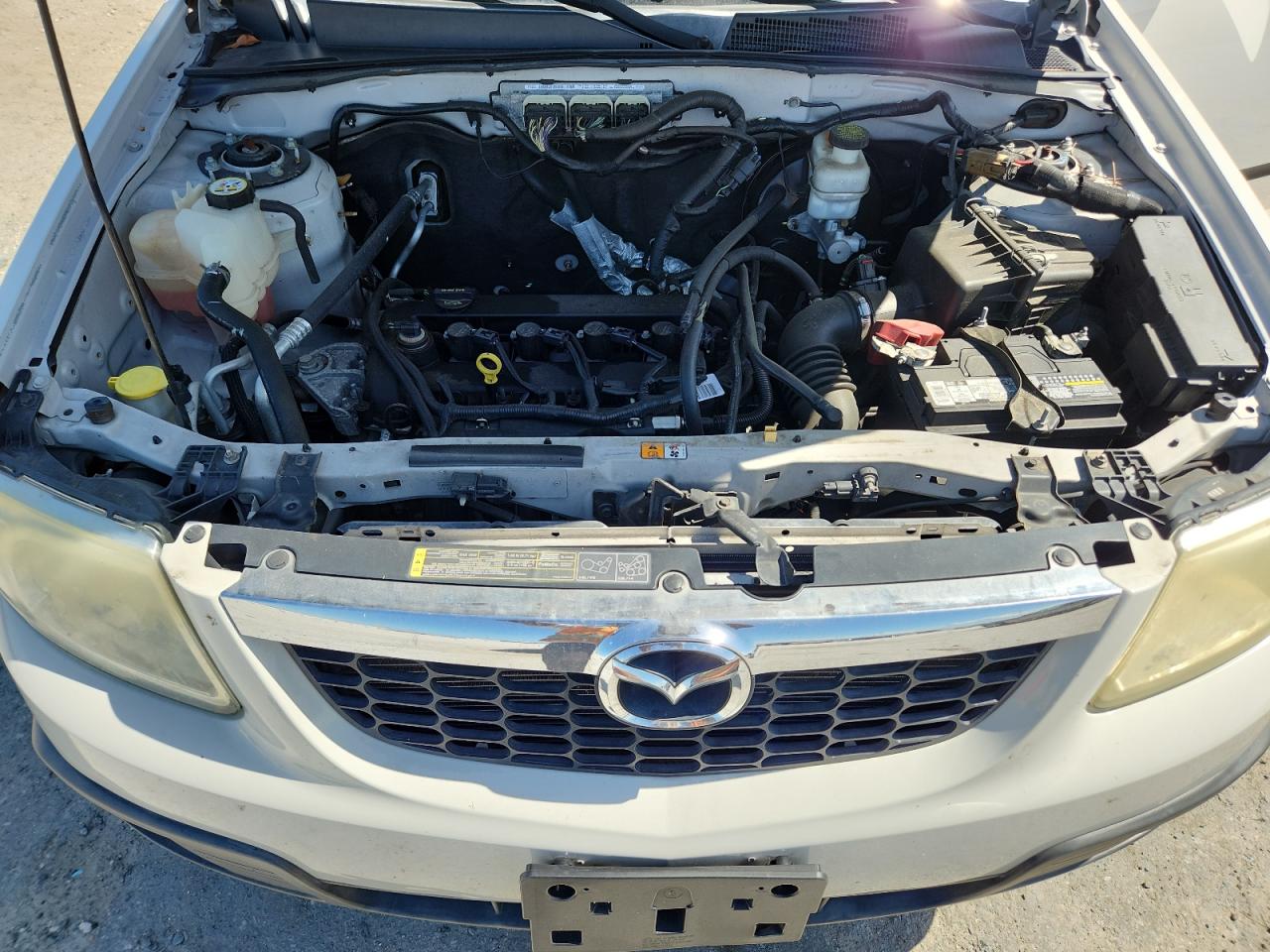 2011 Mazda Tribute I White vin: 4F2CY0C78BKM07277