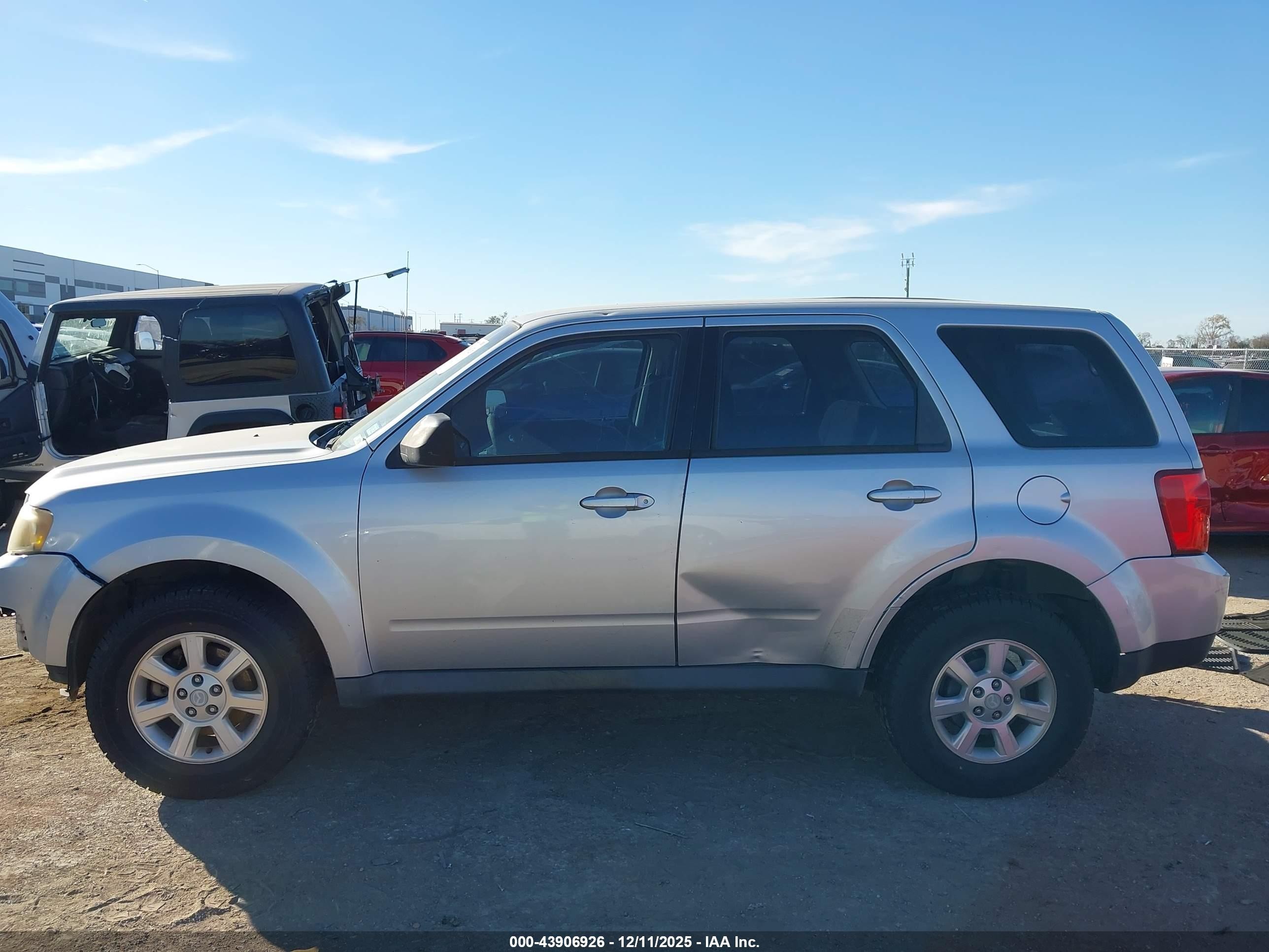 2011 Mazda Tribute I Sport Серебряный vin: 4F2CY0C79BKM05327