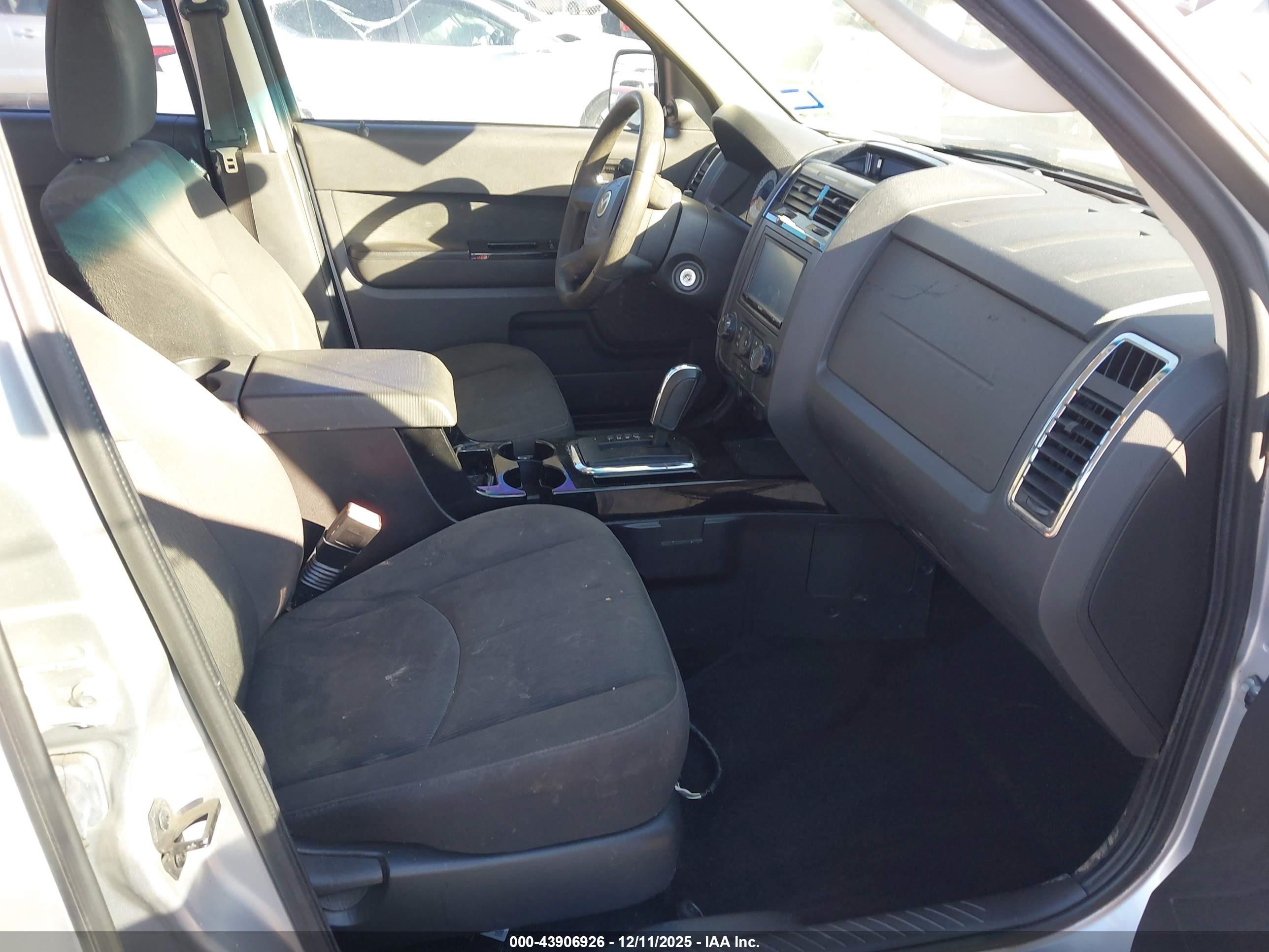 2011 Mazda Tribute I Sport Серебряный vin: 4F2CY0C79BKM05327