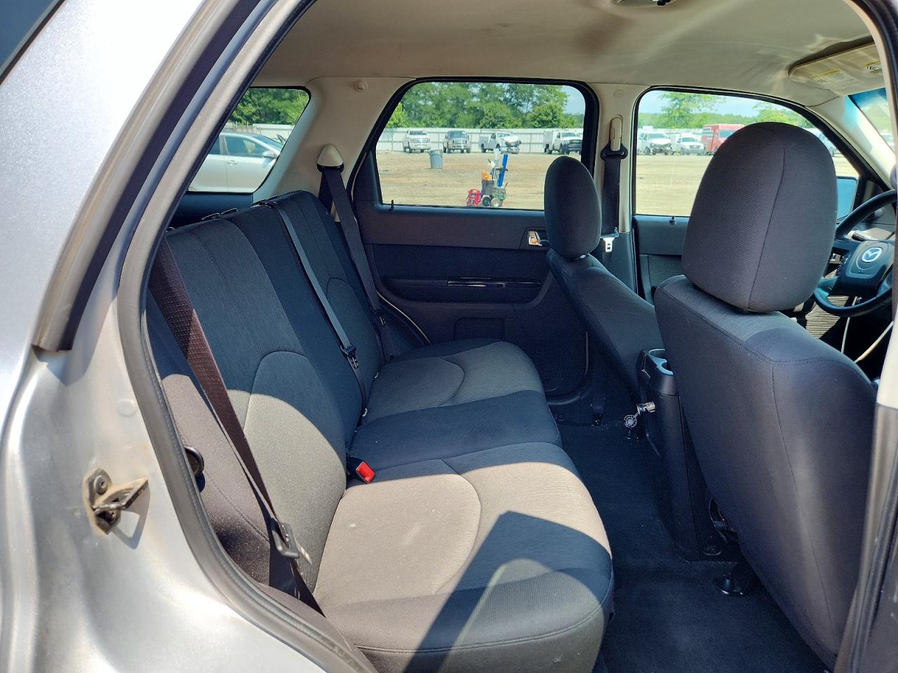 2011 Mazda Tribute I Серебряный vin: 4F2CY9C72BKM01057