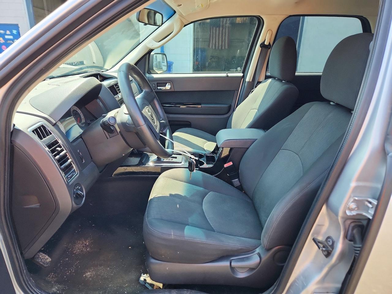 2011 Mazda Tribute I Серебряный vin: 4F2CY9C72BKM01057