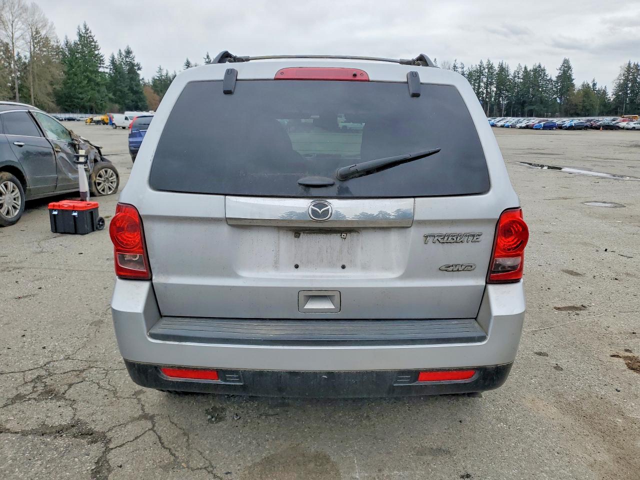 2011 Mazda Tribute I Серебряный vin: 4F2CY9C76BKM06892