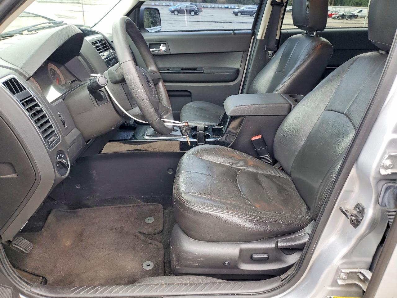 2011 Mazda Tribute I Серебряный vin: 4F2CY9C76BKM06892