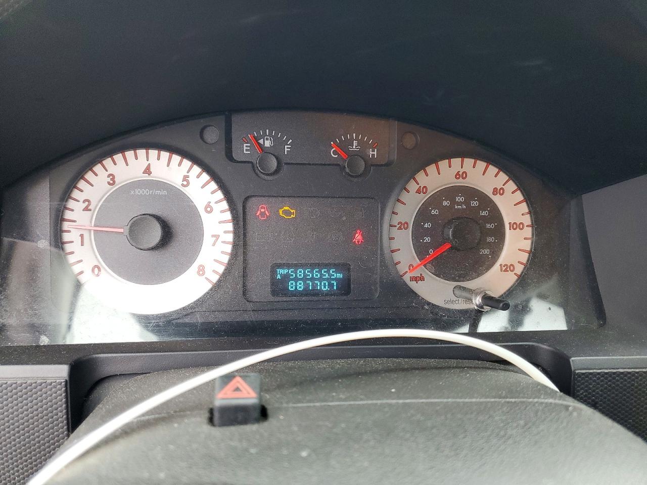 2011 Mazda Tribute I Серебряный vin: 4F2CY9C76BKM06892