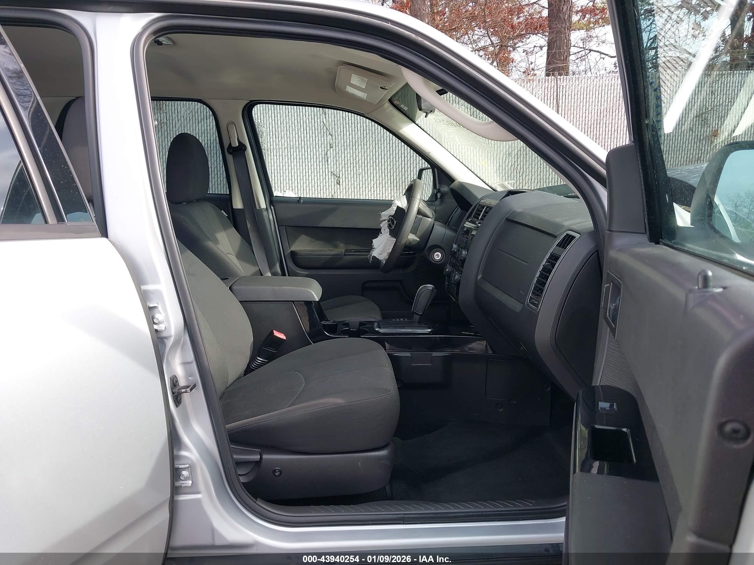 2011 Mazda Tribute I Sport Silver vin: 4F2CY9C79BKM07468