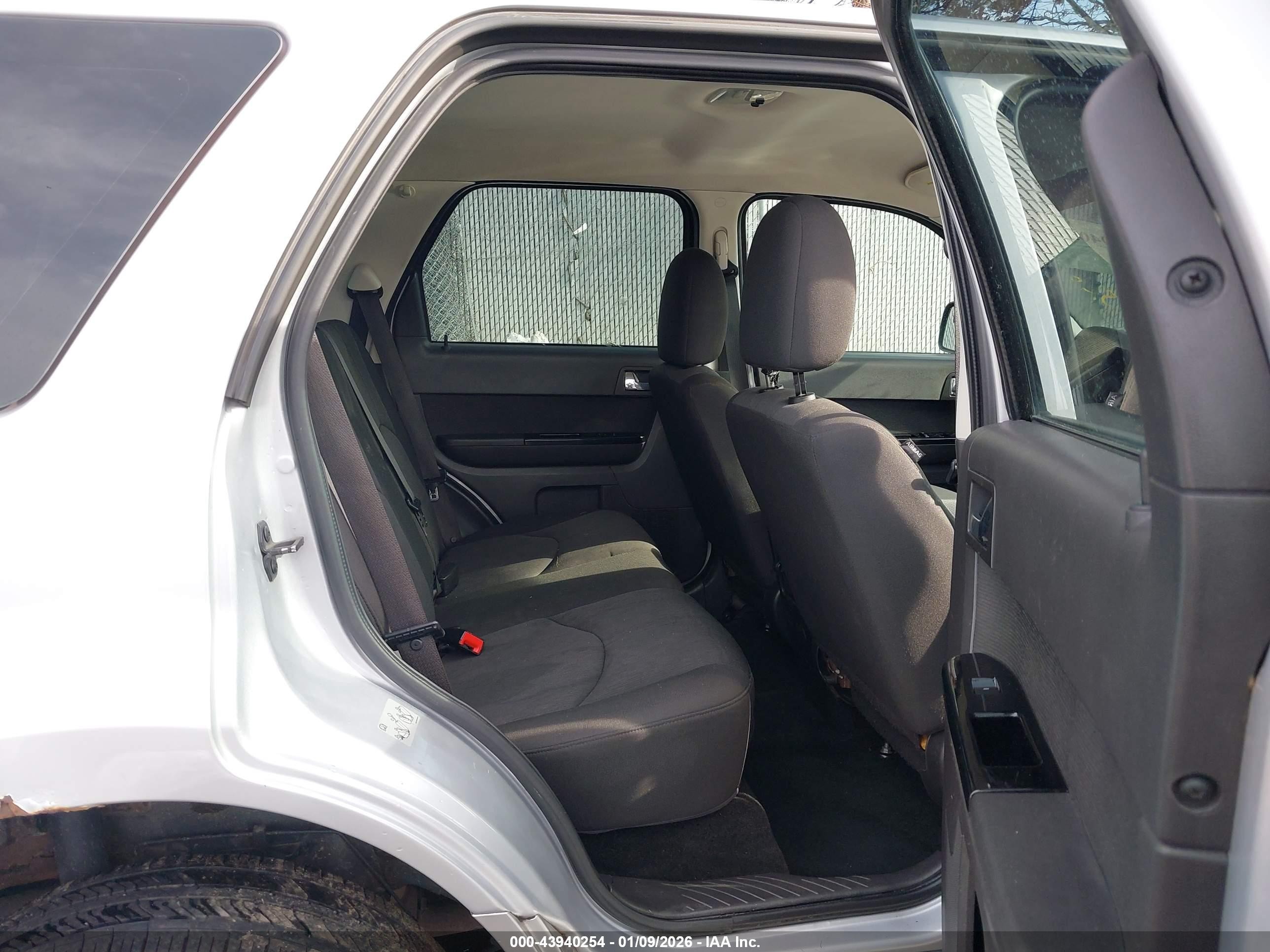 2011 Mazda Tribute I Sport Silver vin: 4F2CY9C79BKM07468