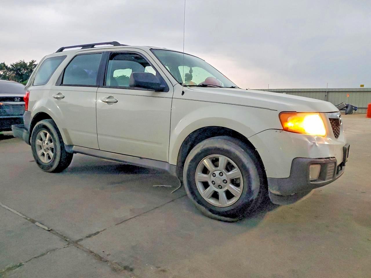 2009 Mazda Tribute I White vin: 4F2CZ02729KM08398