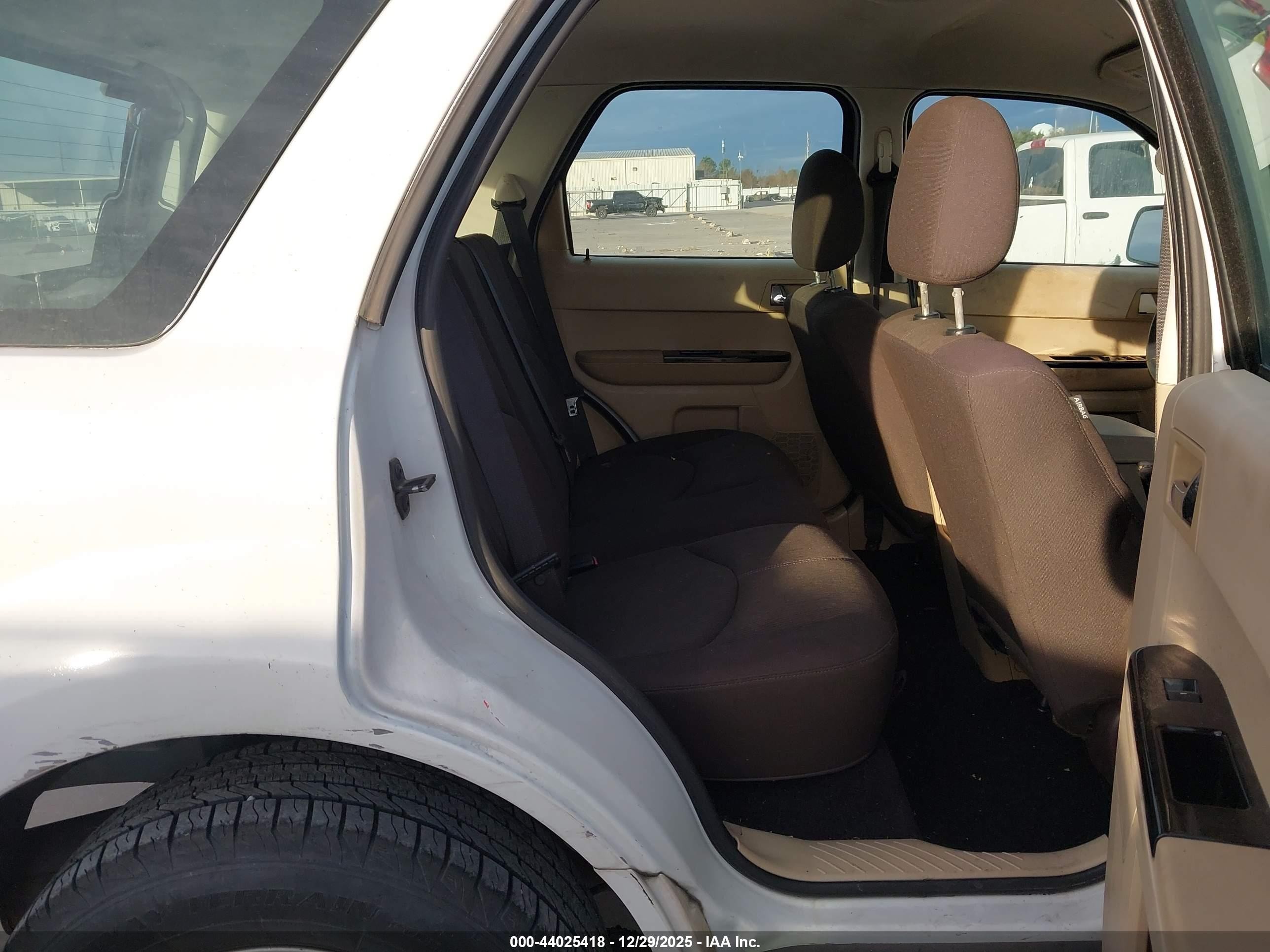 2008 Mazda Tribute I Sport White vin: 4F2CZ02Z18KM28061