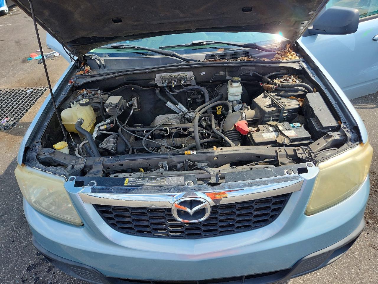 2008 Mazda Tribute I Серебряный vin: 4F2CZ02Z68KM05472