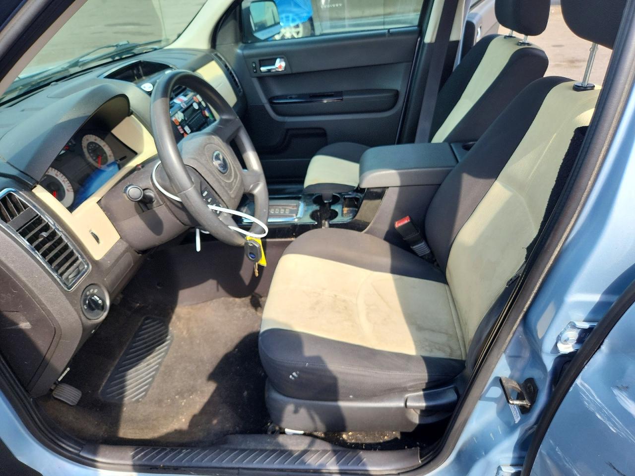 2008 Mazda Tribute I Серебряный vin: 4F2CZ02Z68KM05472