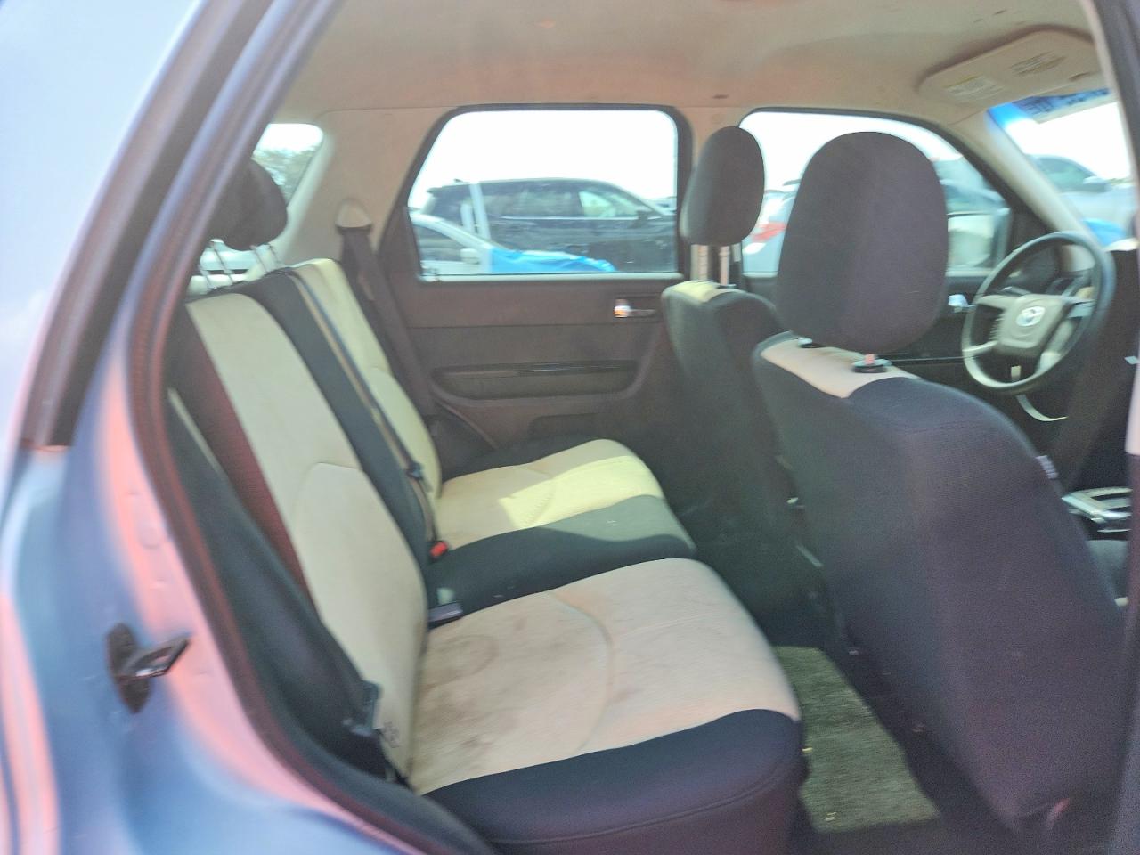 2008 Mazda Tribute I Серебряный vin: 4F2CZ02Z68KM05472