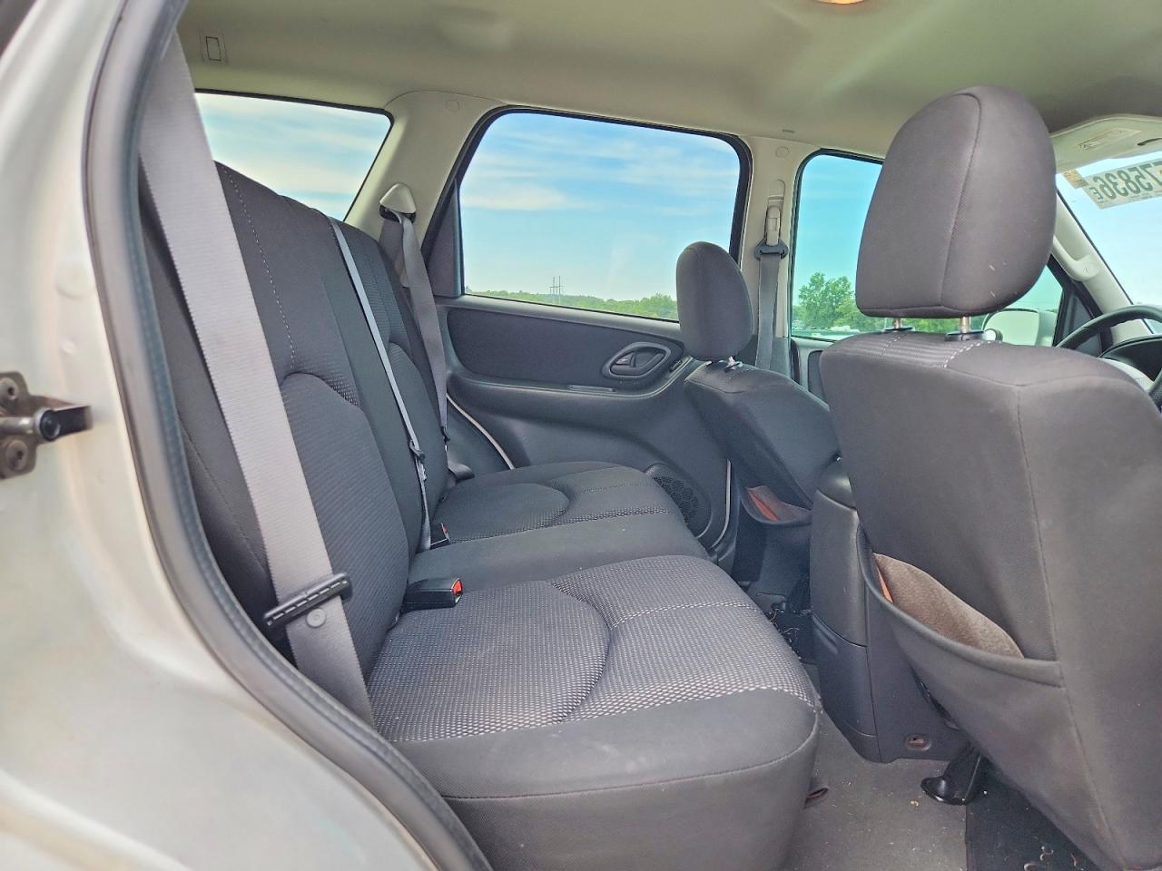 2005 Mazda Tribute S Серебряный vin: 4F2CZ04115KM35868