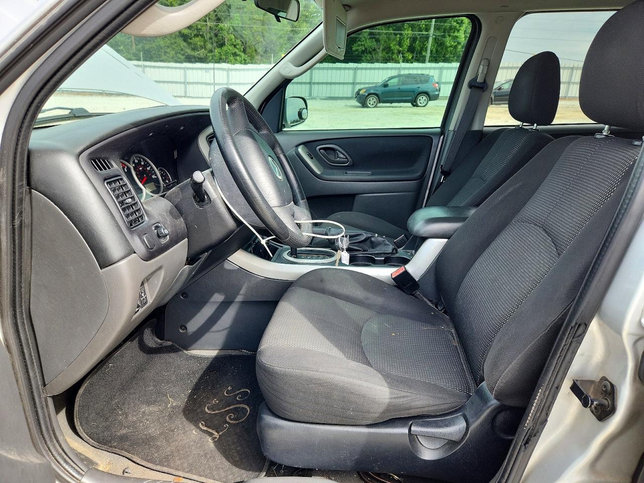 2005 Mazda Tribute S Серебряный vin: 4F2CZ04115KM35868