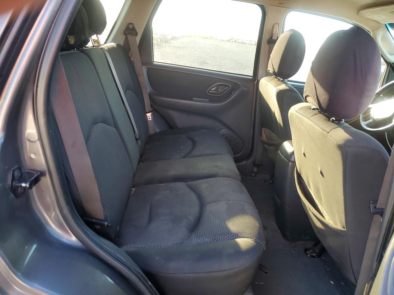 2005 Mazda Tribute Gray vin: 4F2CZ04155KM09225