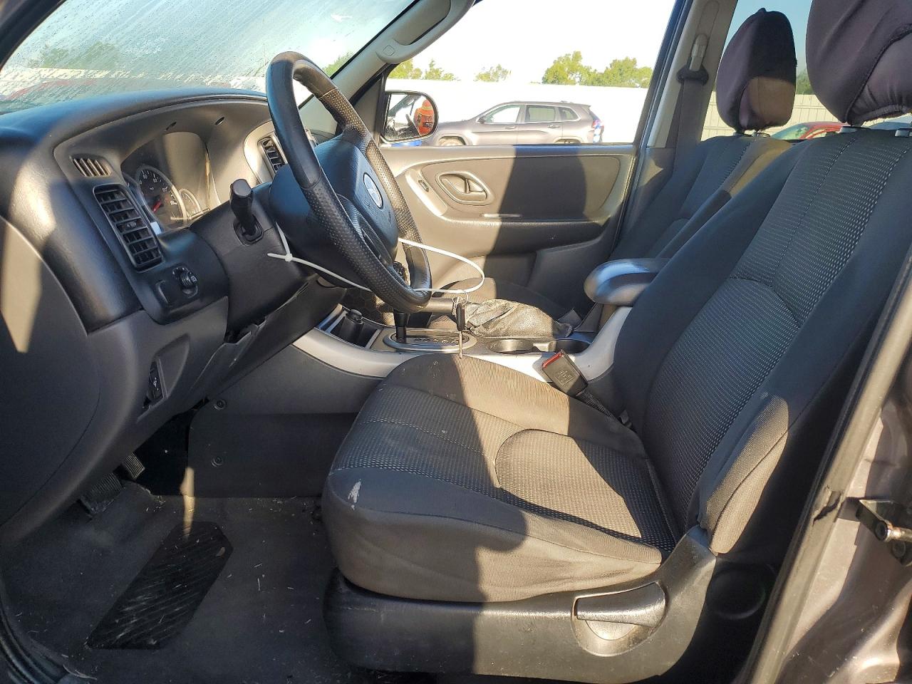 2005 Mazda Tribute Gray vin: 4F2CZ04155KM09225