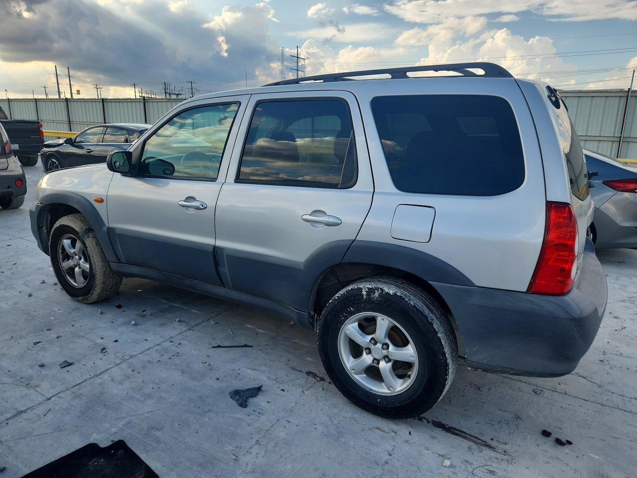 2005 Mazda Tribute I Серебряный vin: 4F2YZ02Z35KM17743