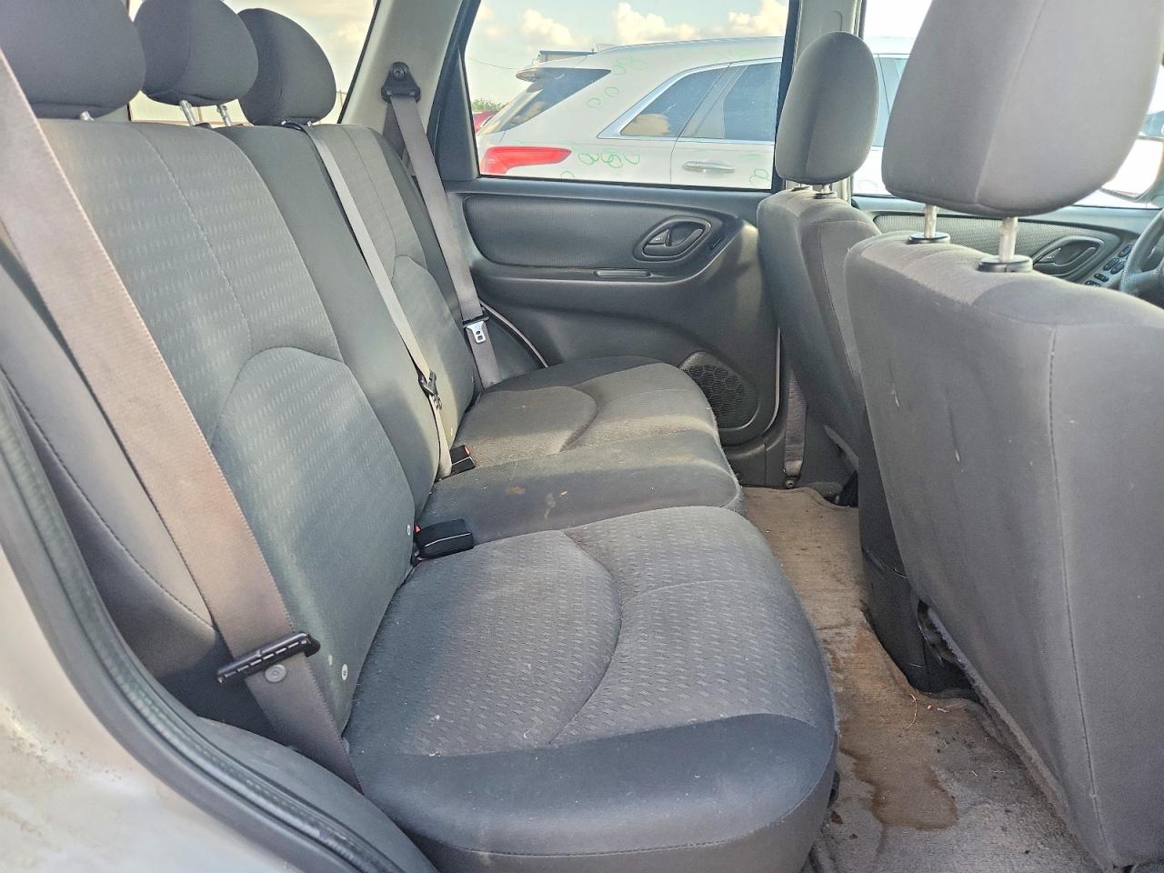 2005 Mazda Tribute I Серебряный vin: 4F2YZ02Z35KM17743