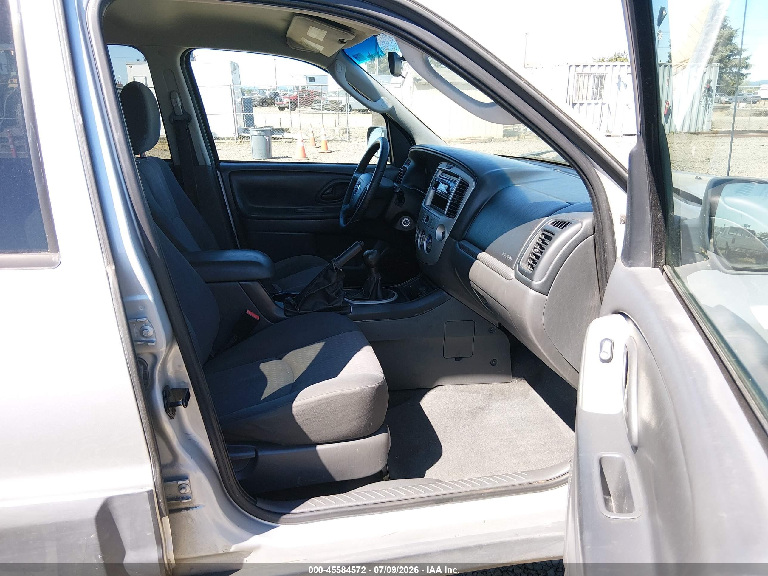 2005 Mazda Tribute I Silver vin: 4F2YZ02Z75KM33735