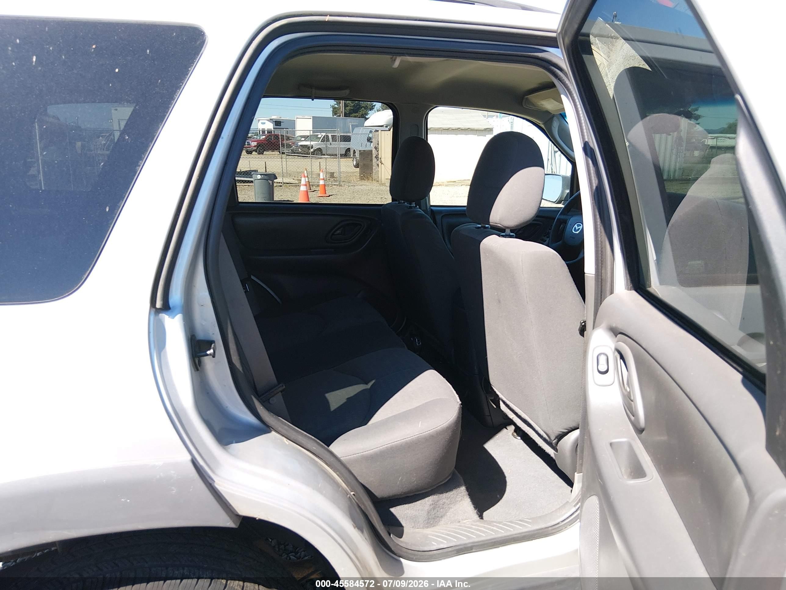 2005 Mazda Tribute I Silver vin: 4F2YZ02Z75KM33735