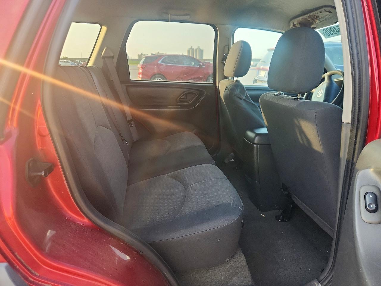 2006 Mazda Tribute Red vin: 4F2YZ02Z96KM33320
