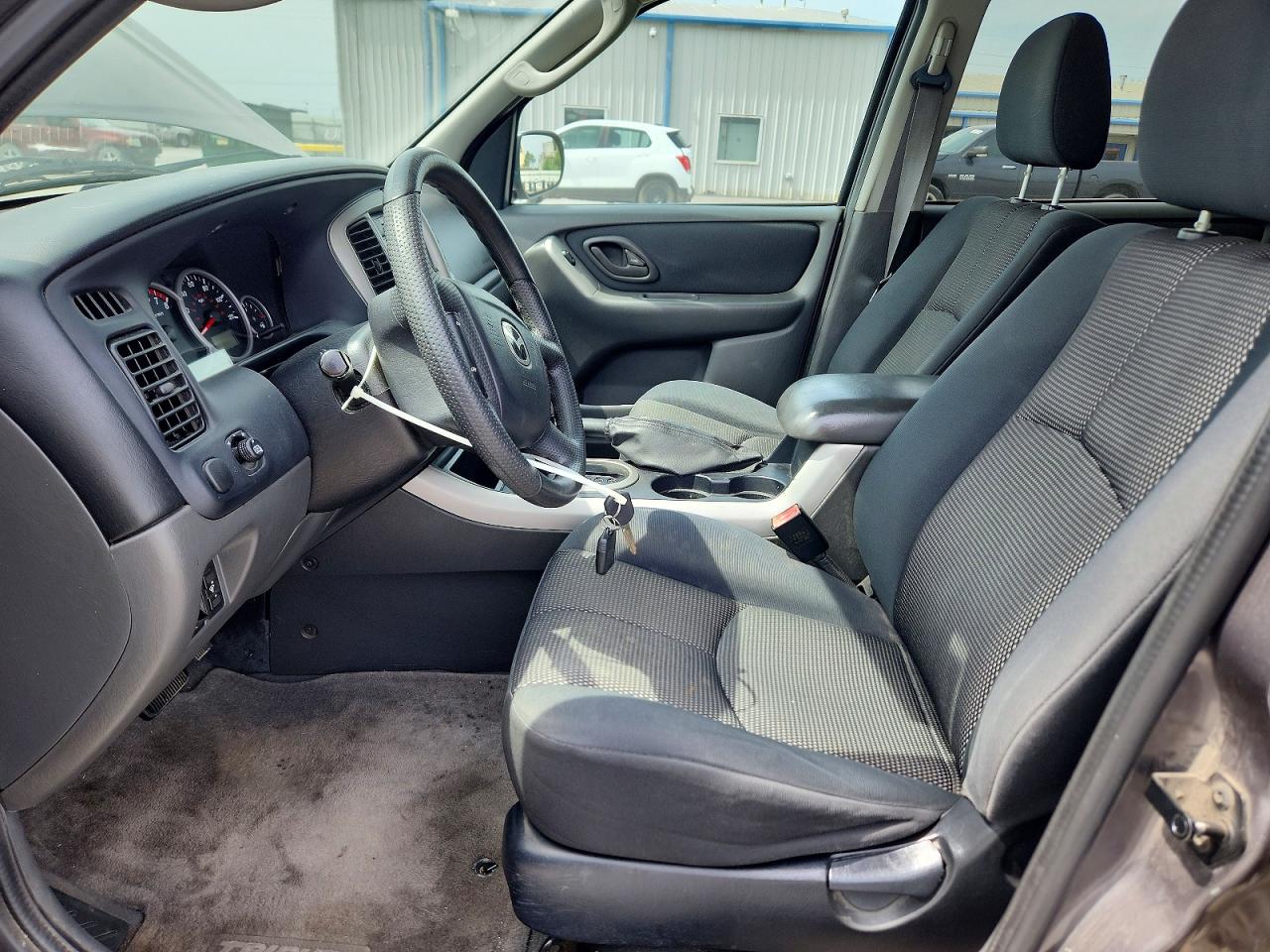 2005 Mazda Tribute S Silver vin: 4F2YZ04175KM09765