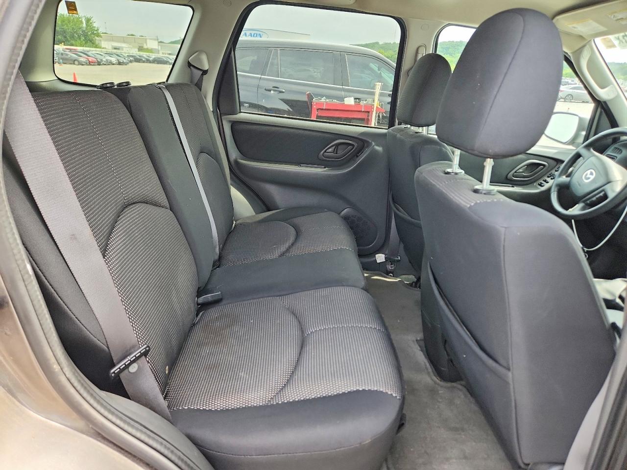 2005 Mazda Tribute S Silver vin: 4F2YZ04175KM09765
